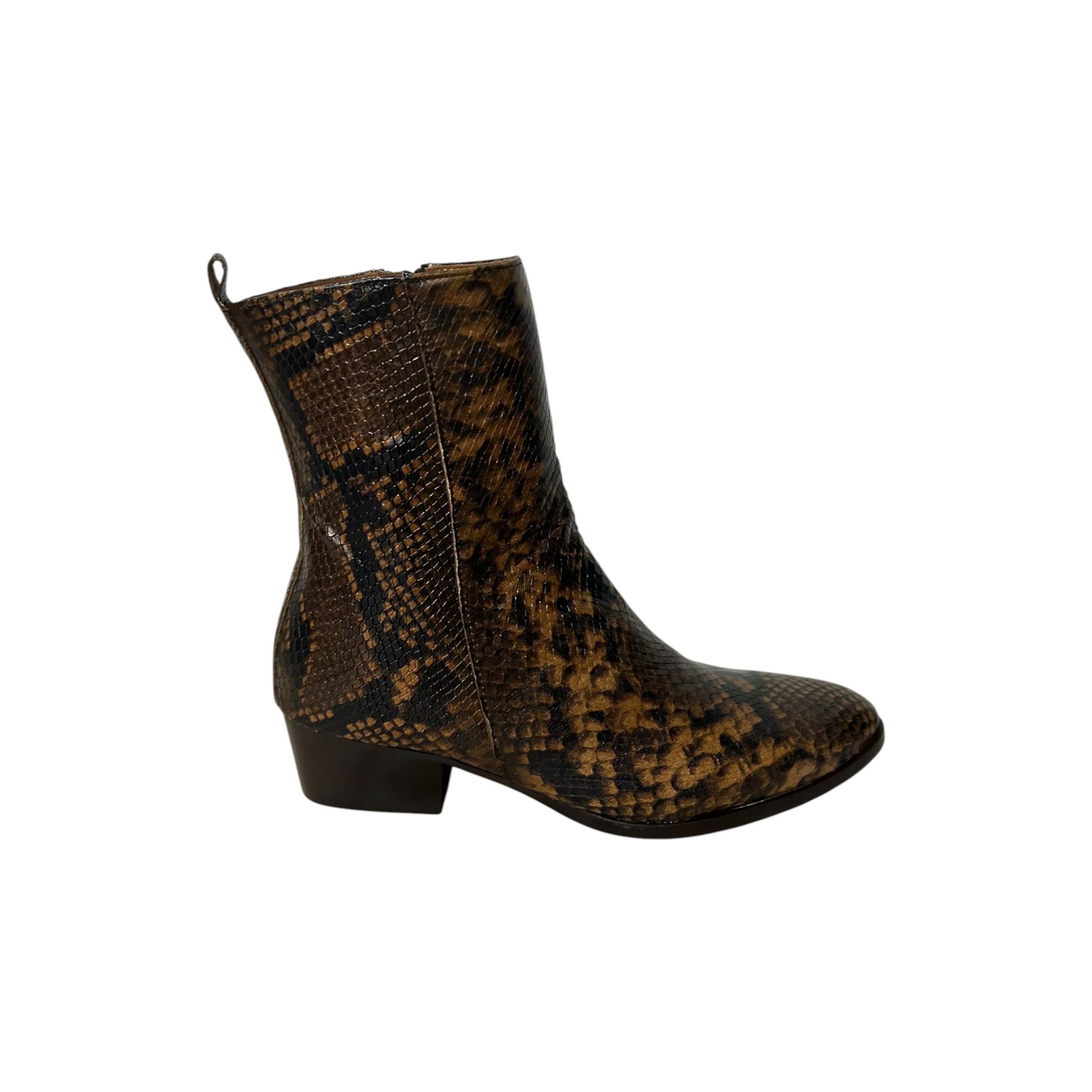 Bota para mujer de la marca Belang CASTRALUNA fabricada en piel en España de color marrón