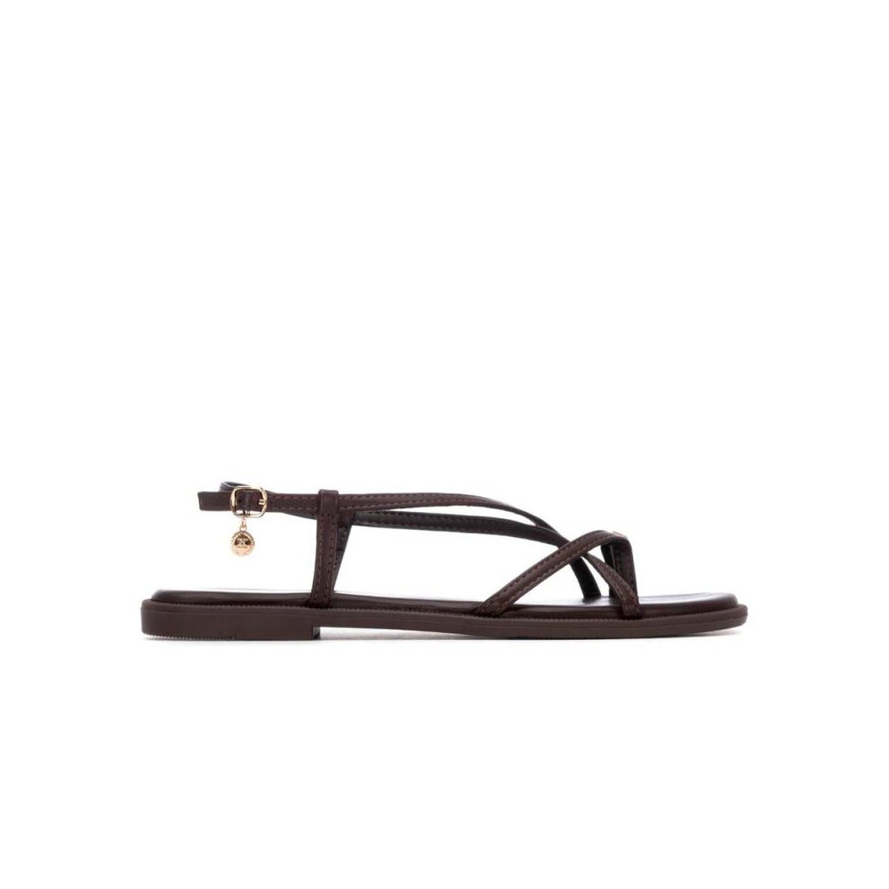 XTI - Sandalias planas mujer modelo 145358 en marrón, cómodas con hebilla ajustable y suela de goma antideslizante para primavera y verano