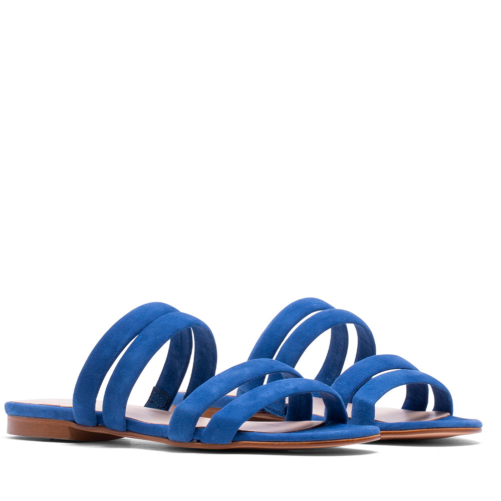 Sandalia Plana Mujer Helene Rouge CA-408 en Piel Ante Bogor Color Grape, Tacón Plano de 10mm y Suela de Goma, Ideal para la Temporada V24. Disponible en Tallas 35 a 42. Diseño Elegante y Versátil para