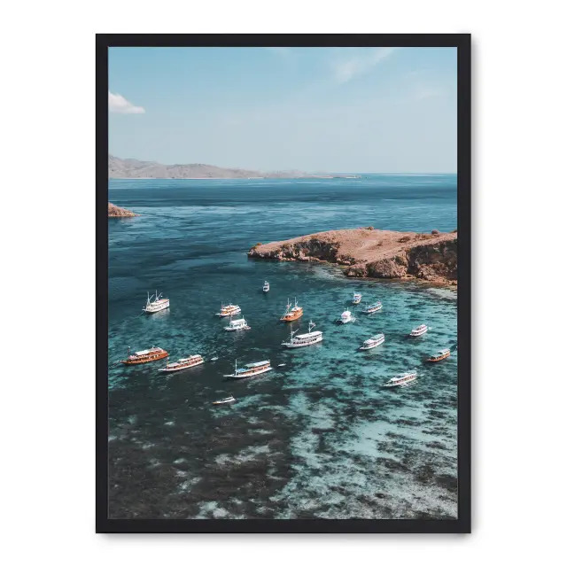 Lámina con marco negro BOATS 21x30 cm, Póster impreso en papel de primera calidad de 180gr, montado sobre marco de madera MDF acabado en negro., Naturaleza - Playa