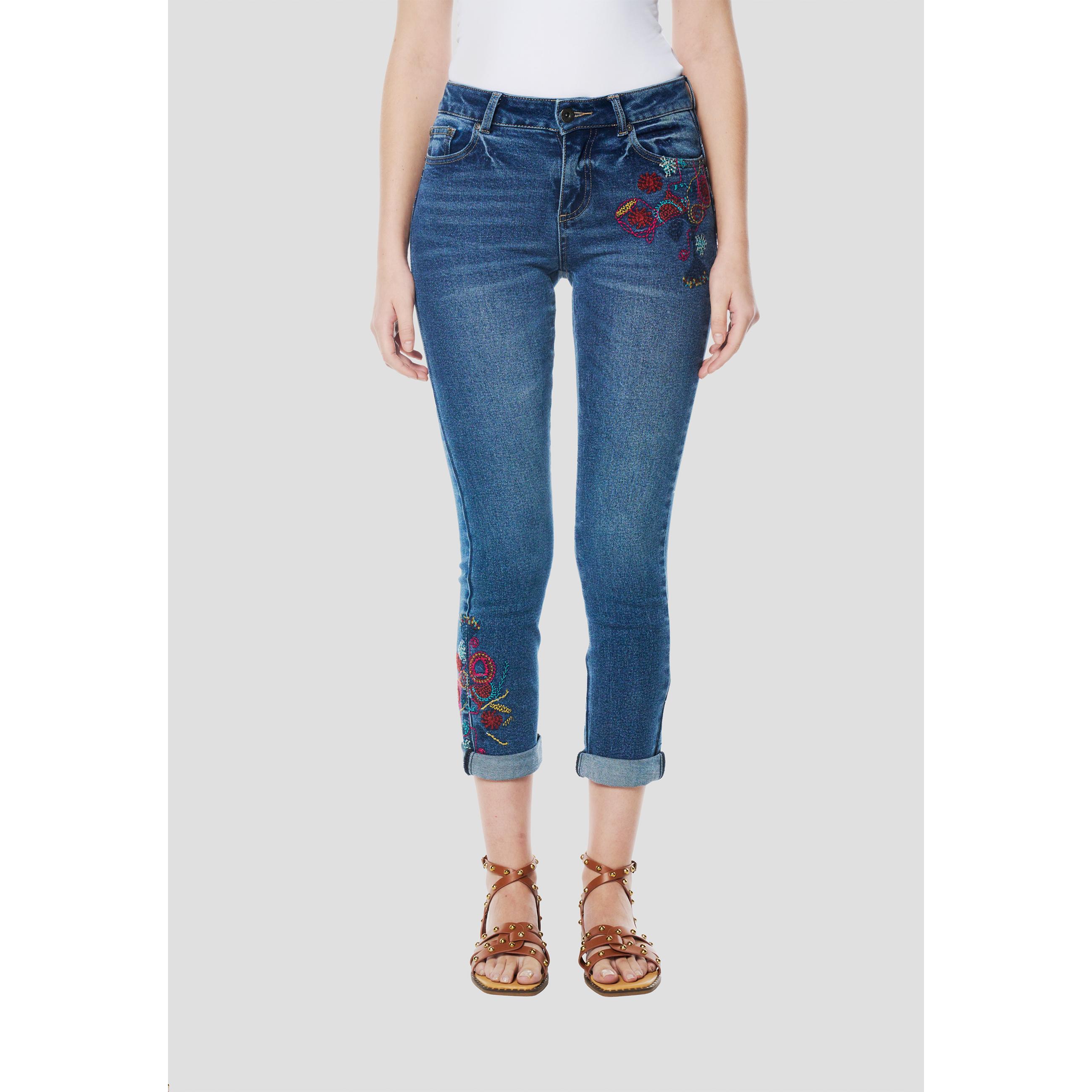 Koroshi - Pantalón pirata vaquero mujer con efecto push-up, bordado floral color azul medio y denim elástico 70% algodón