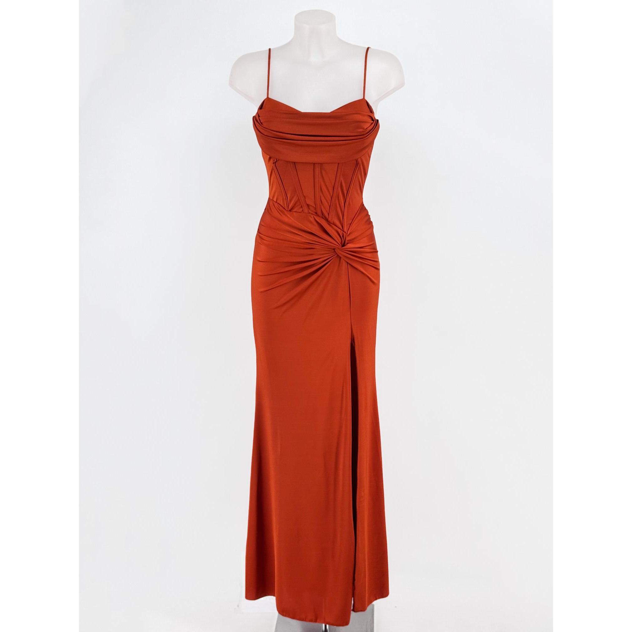 Vestido de licra largo con drapeado trasero, espalda con cuerdas en zigzag y gran abertura en falda  Tejido totalmente elástico.