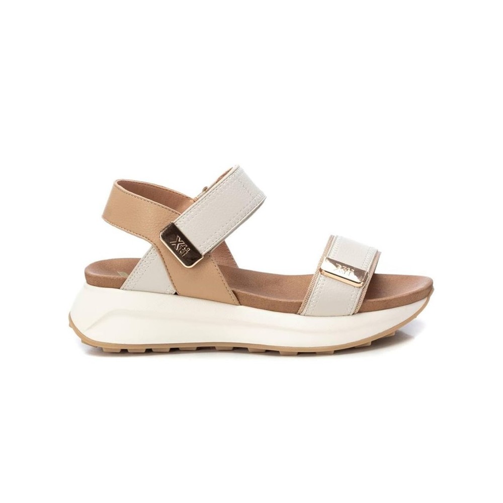 XTI - Sandalias planas mujer modelo 143874, diseño minimalista en tono beige, cierre adherente y ajuste seguro para uso diario