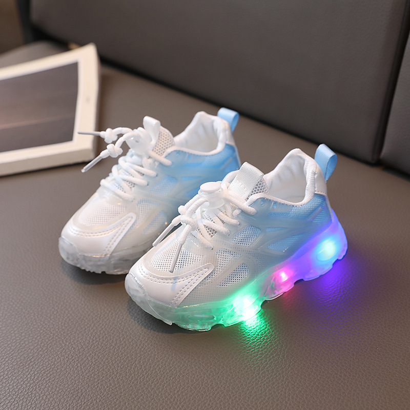 CA Nuevos zapatos deportivos de dibujos animados para niñas, zapatos de malla con degradado de color y luces LED para niños.