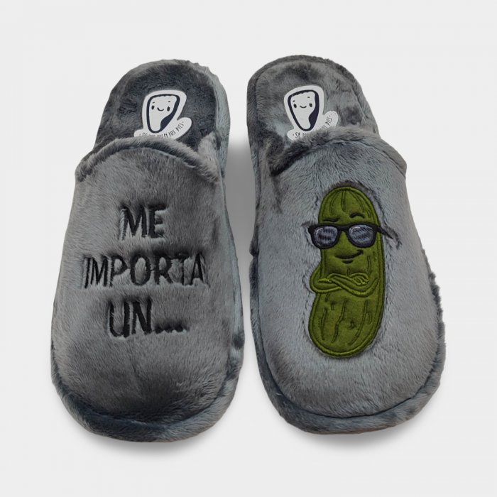 Zapatillas de casa para hombre divertidas 'Me Importa un Pepino' terciopelo gris MUY ACOLCHADAS DE RELAX, Regalo Original