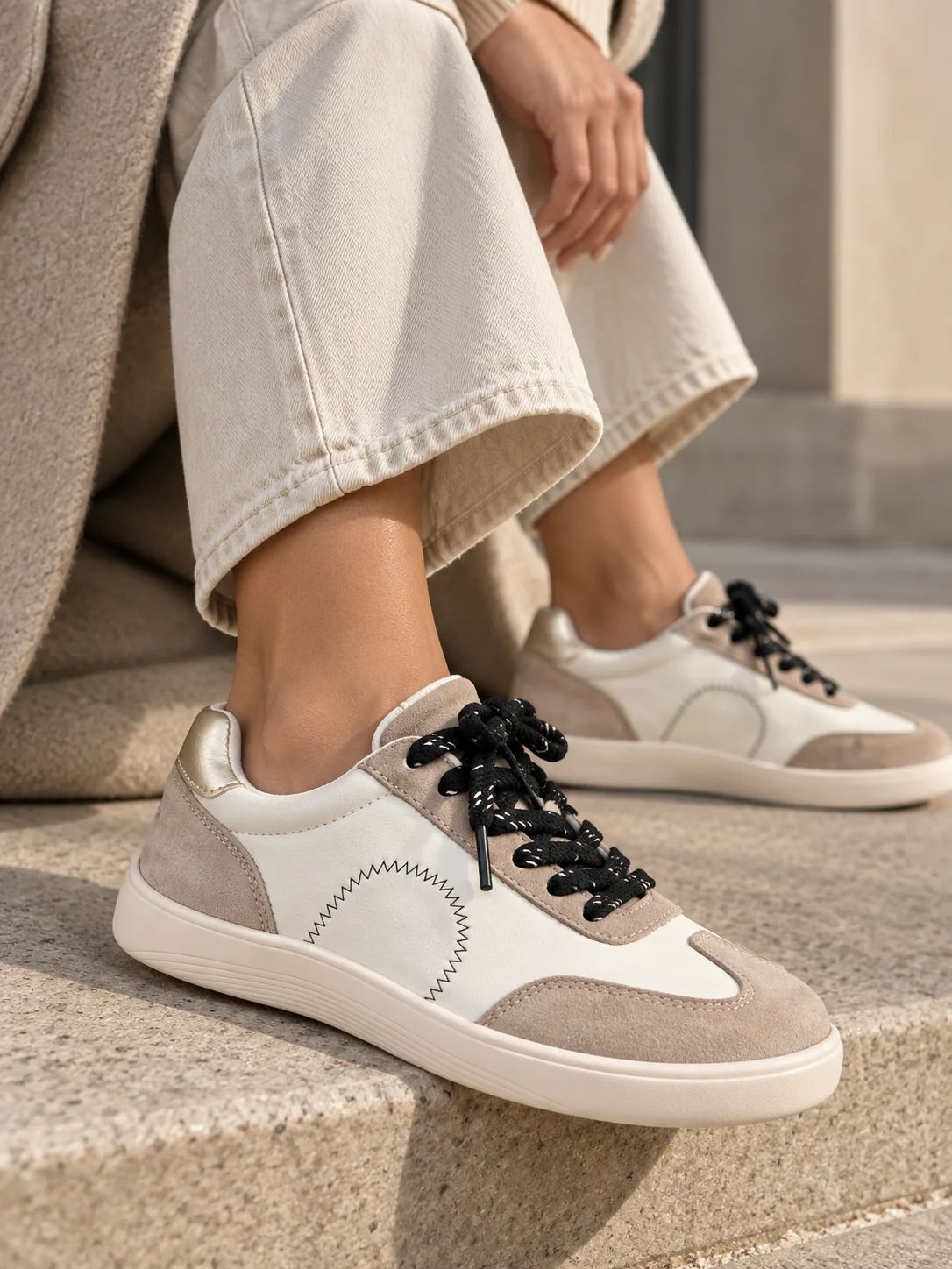 ZAPATILLA BAREFOOT BEIGE DE MUJER CON DETALLES NEGROS | 2700 Beige-Oro