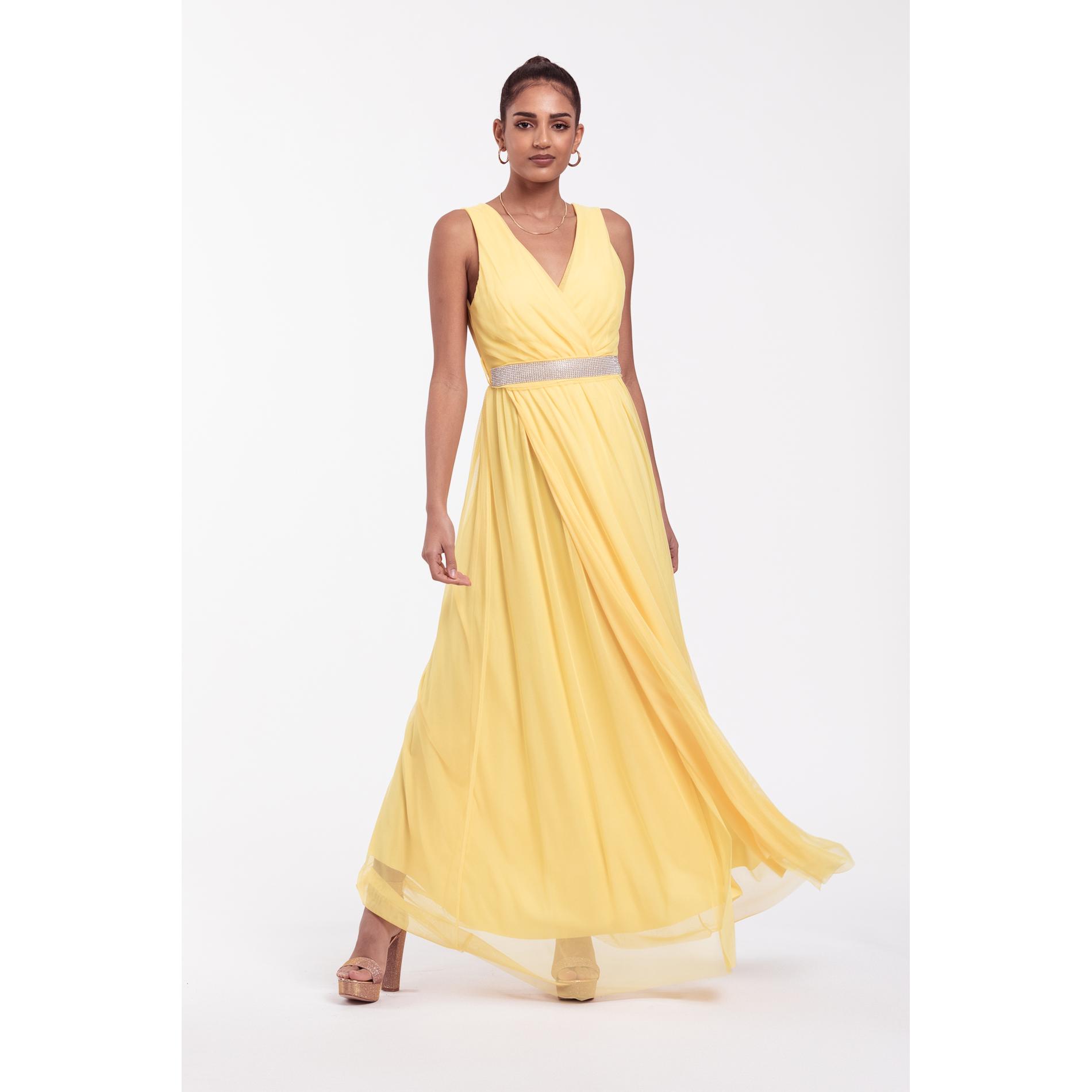 Vestido de tul con forro interior y escote cruzado sin mangas. Precioso cinturón con piedras y lazada en la cintura en la parte trasera. Relleno en el pecho, abertura en la pierna. Talla única adaptada de la 36 a la 46.