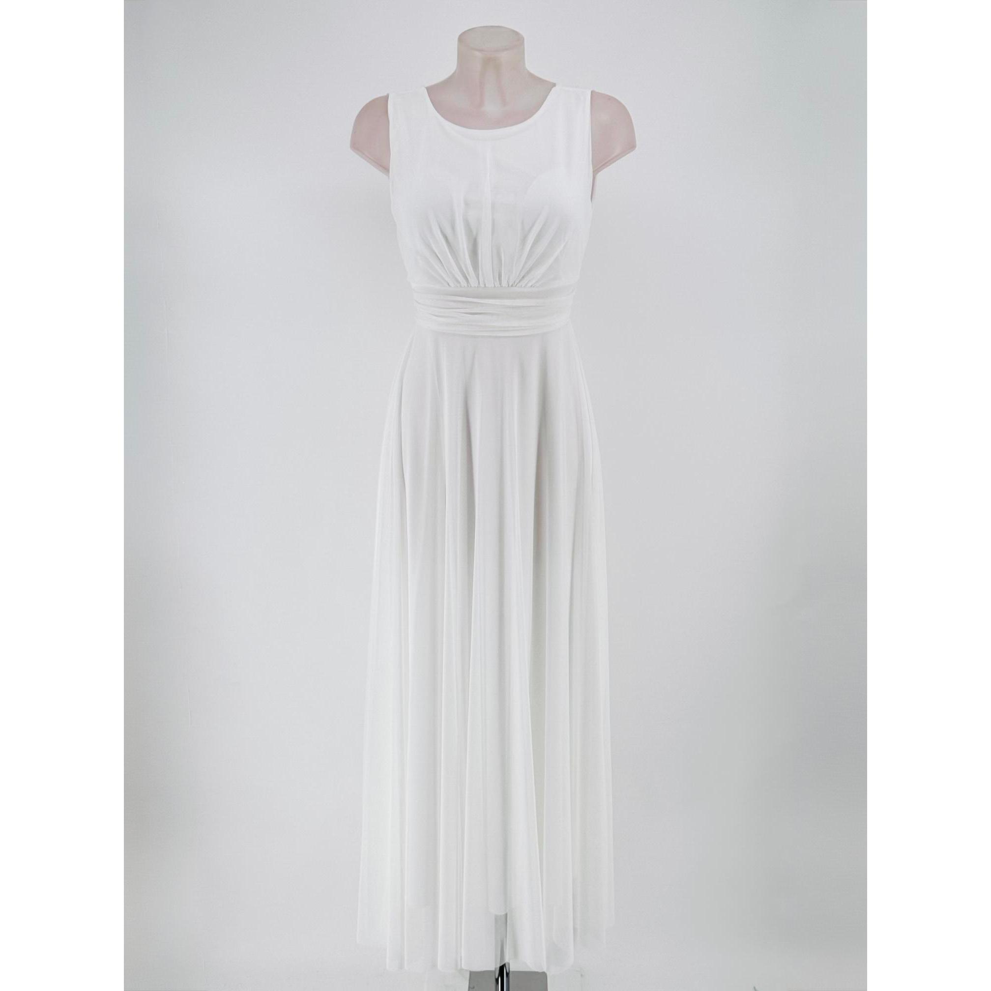 Vestido de tul con forro interior y escote redondo sin mangas. Con goma en la cintura y fruncido en la misma. Lazada trasera de gasa, relleno en el pecho. Amplia gama de colores