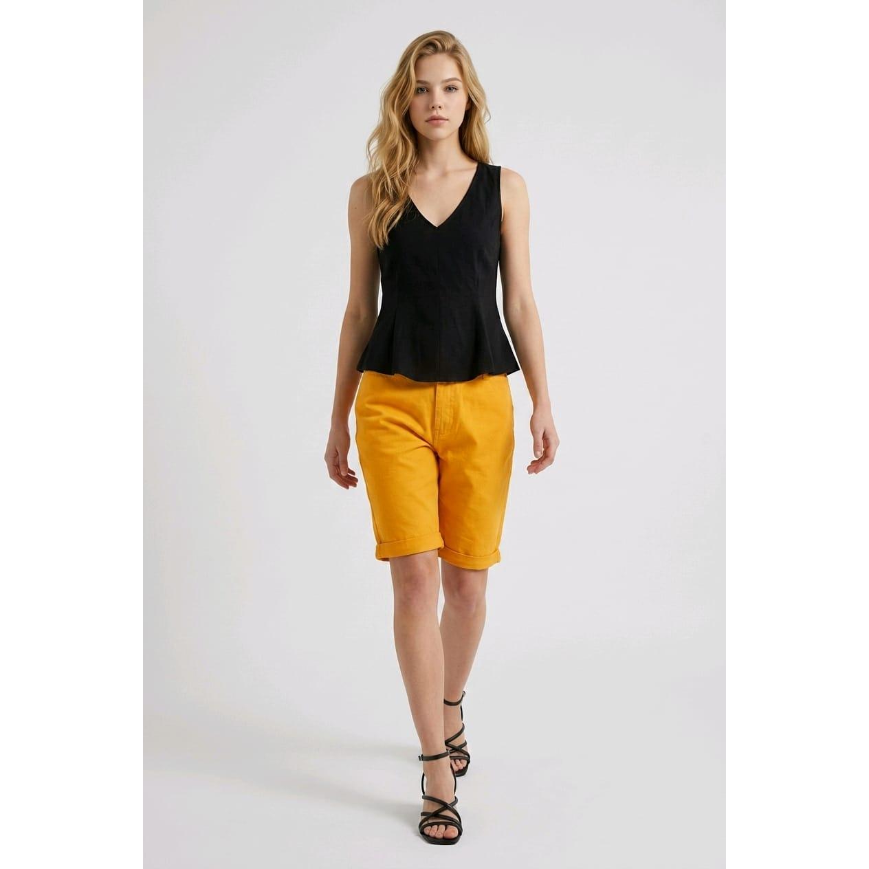 Bermuda estilo chino para mujer con bolsillos, vuelta en el bajo y algodón 100%. Cómoda, versátil y perfecta para looks casuales- REF: 724011025