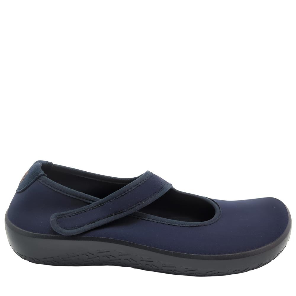 Cómoda Bailarina mujer Arcopedico EIFEL de licra azul elástica vegana. Estilo barefoot, que imita la sensación de caminar descalzo. Ajuste velcro. Piso con doble arco Altura Tacón bajo (3-5 cm) Referencia 2421-K-22-AZUL
