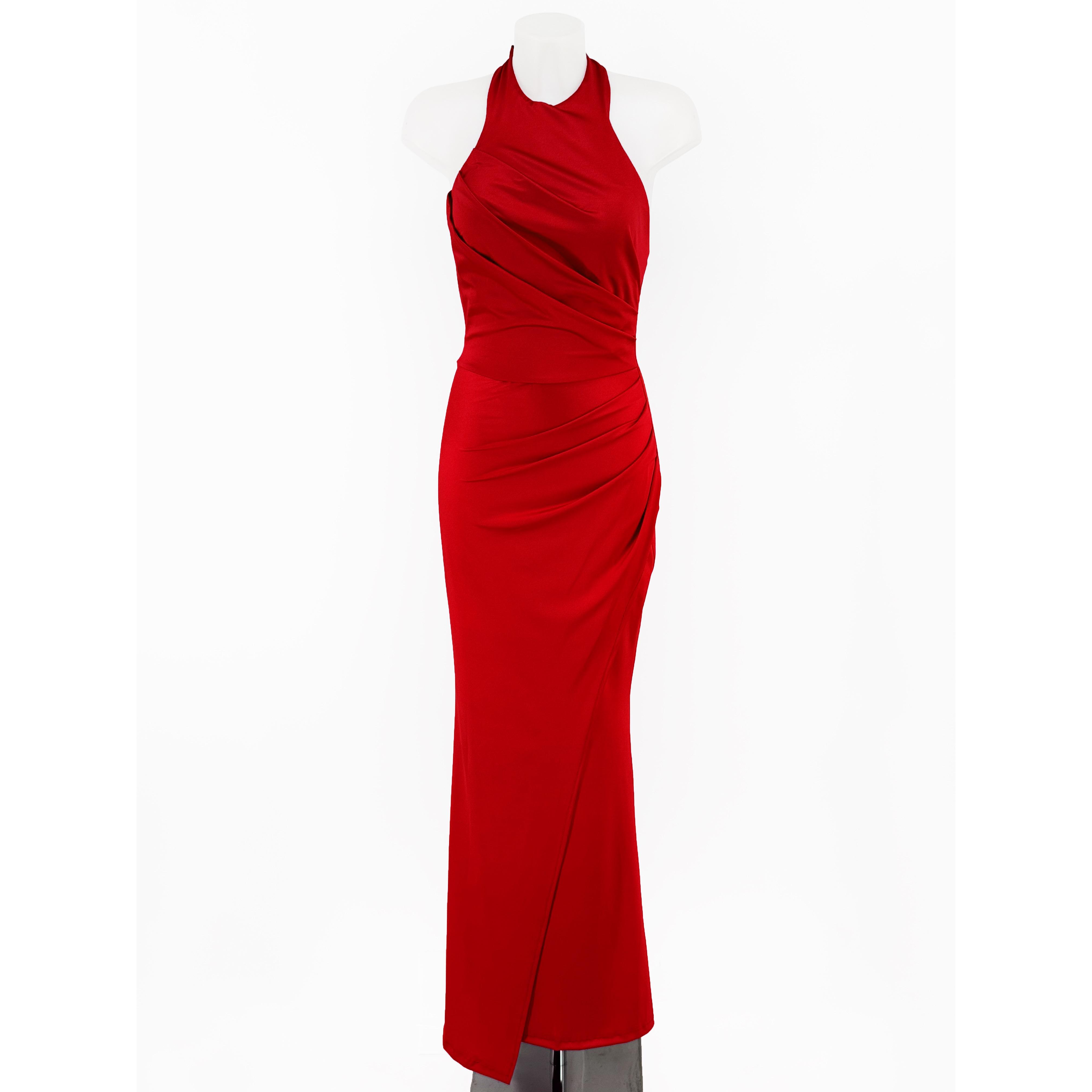 Vestido largo tejido licra, satinado con cuello halter y lazada. Abertura en la pierna y drapeado en la parte delantera. Falda fluida