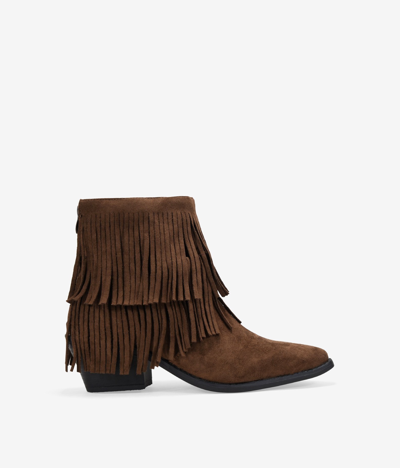 Bosanova Botines camperos con tacón para mujer en ante con doble polaina de flecos y suela alargada con tacón efecto madera. Cierre con cremallera.