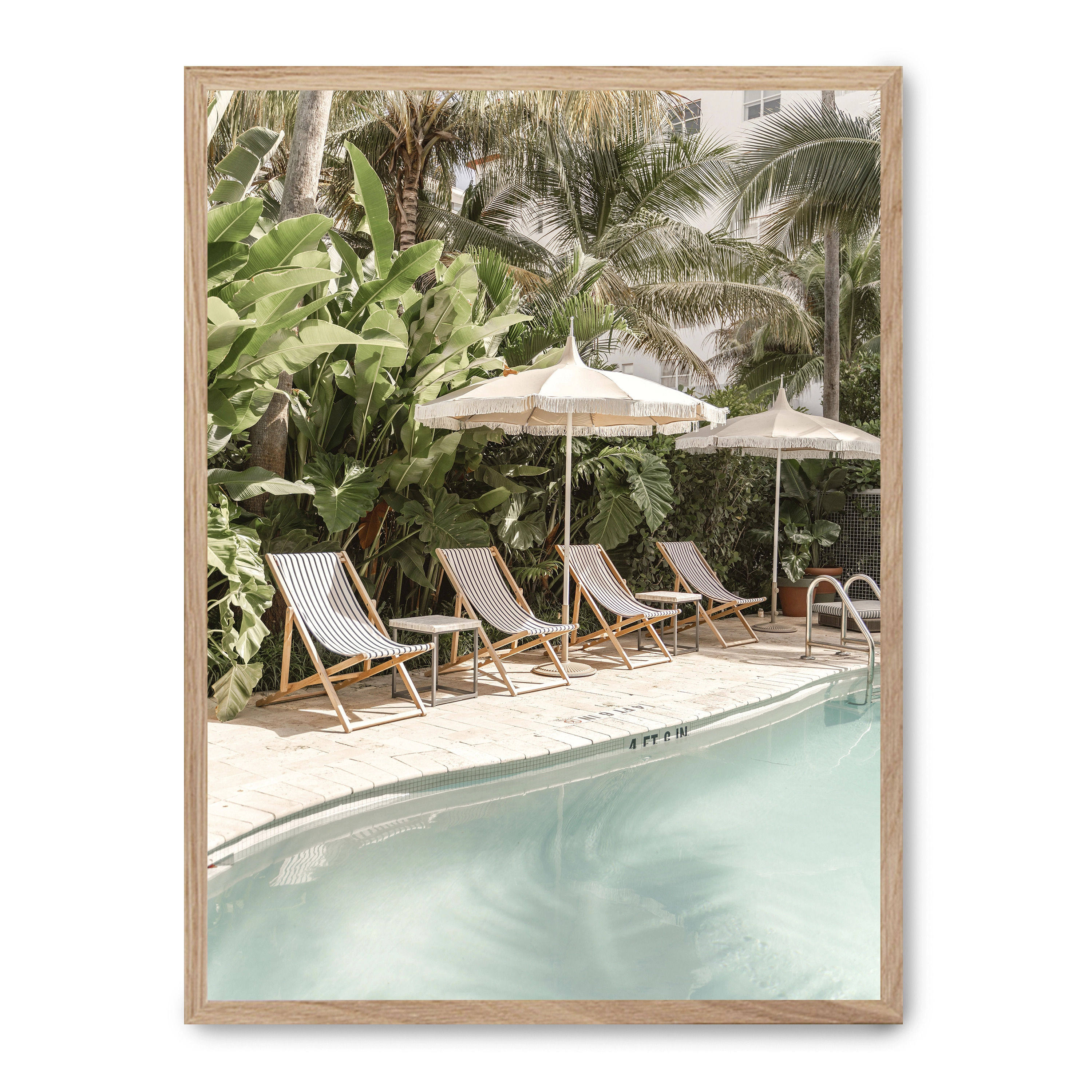 Lámina con marco negro POOLSIDE SERENITY 21x30 cm, Póster impreso en papel de primera calidad de 180gr, montado sobre marco de madera MDF acabado en negro., Arquitectura