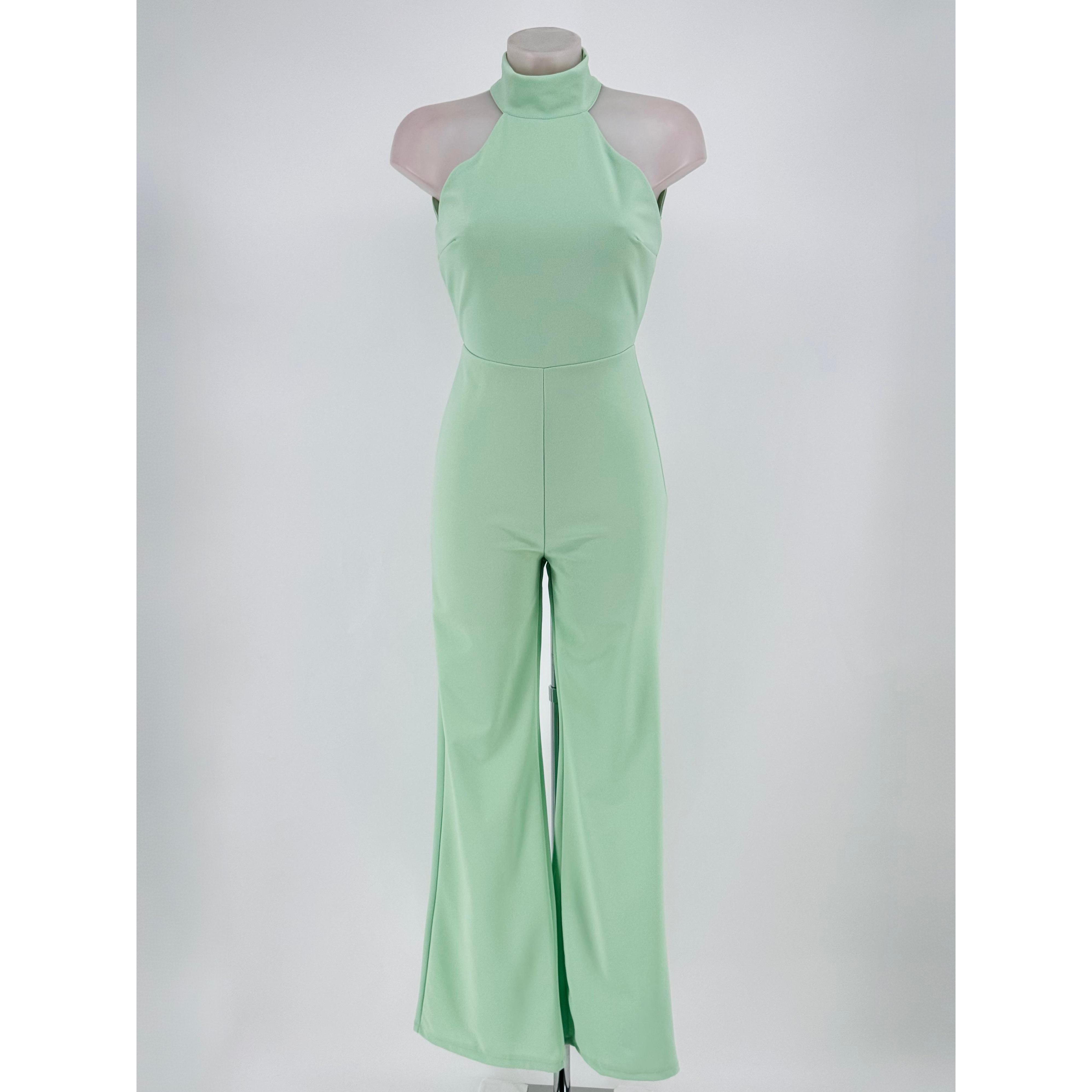 Mono largo de mujer en tejido scuba crep con escote halter y espalda descubierta. Diseño elegante con pierna ancha que estiliza la figura. Disponible en varios colores, ideal para eventos, fiestas y ocasiones especiales. Un mono moderno, sofisticado.