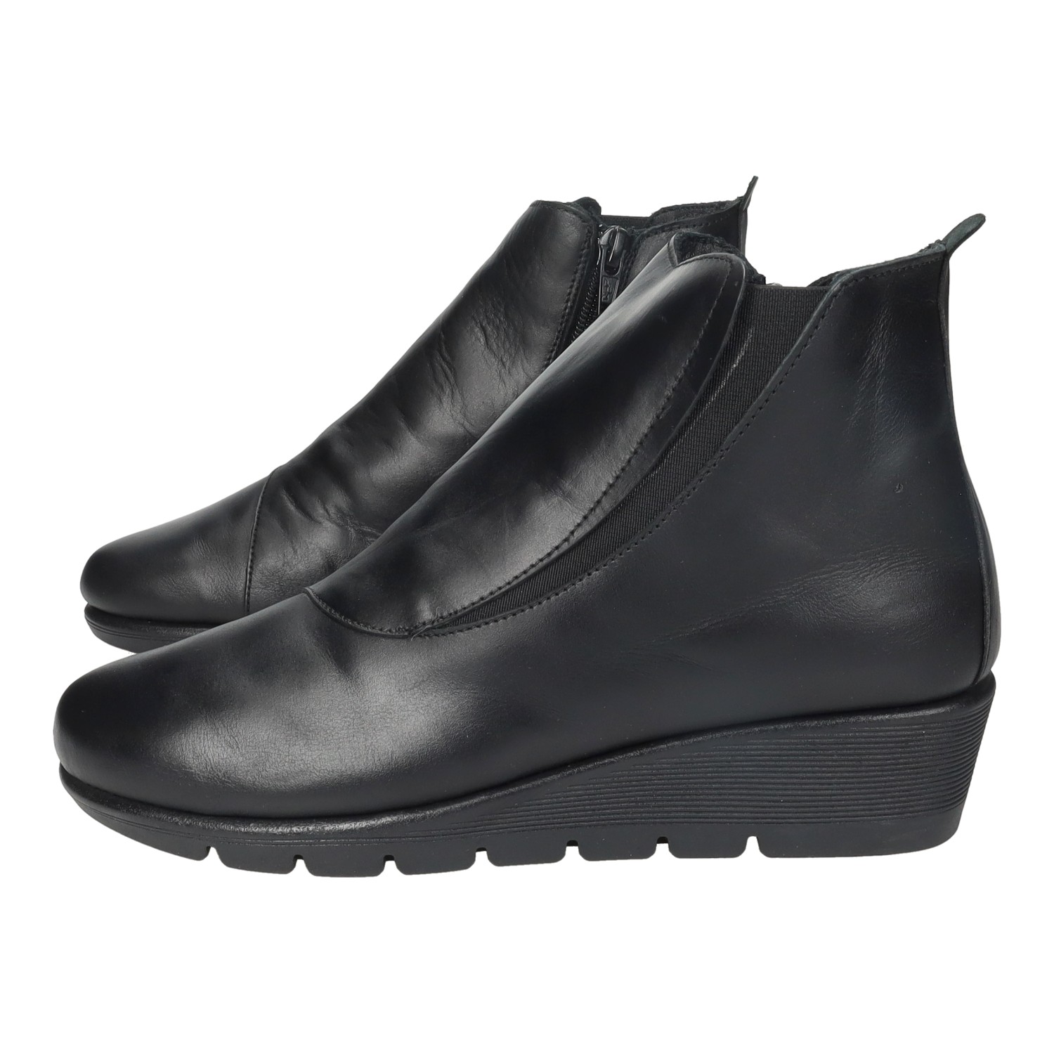 Botines marca DOCTOR CUTILLAS para mujer en color negro. Botines negros Doctor Cutillas para mujer, fabricados en piel con cuña de 4 cm, plantilla extraíble y cierre de cremallera