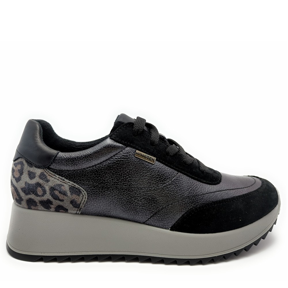 Cómoda Zapatilla mujer IMAC 858248 mujer en suave piel antracita metalizada con un toque de ante negro y animal print. Membrana impermeable. Cómodo piso antideslizante Altura Tacón bajo (3-5 cm) Referencia 858248-7150-011