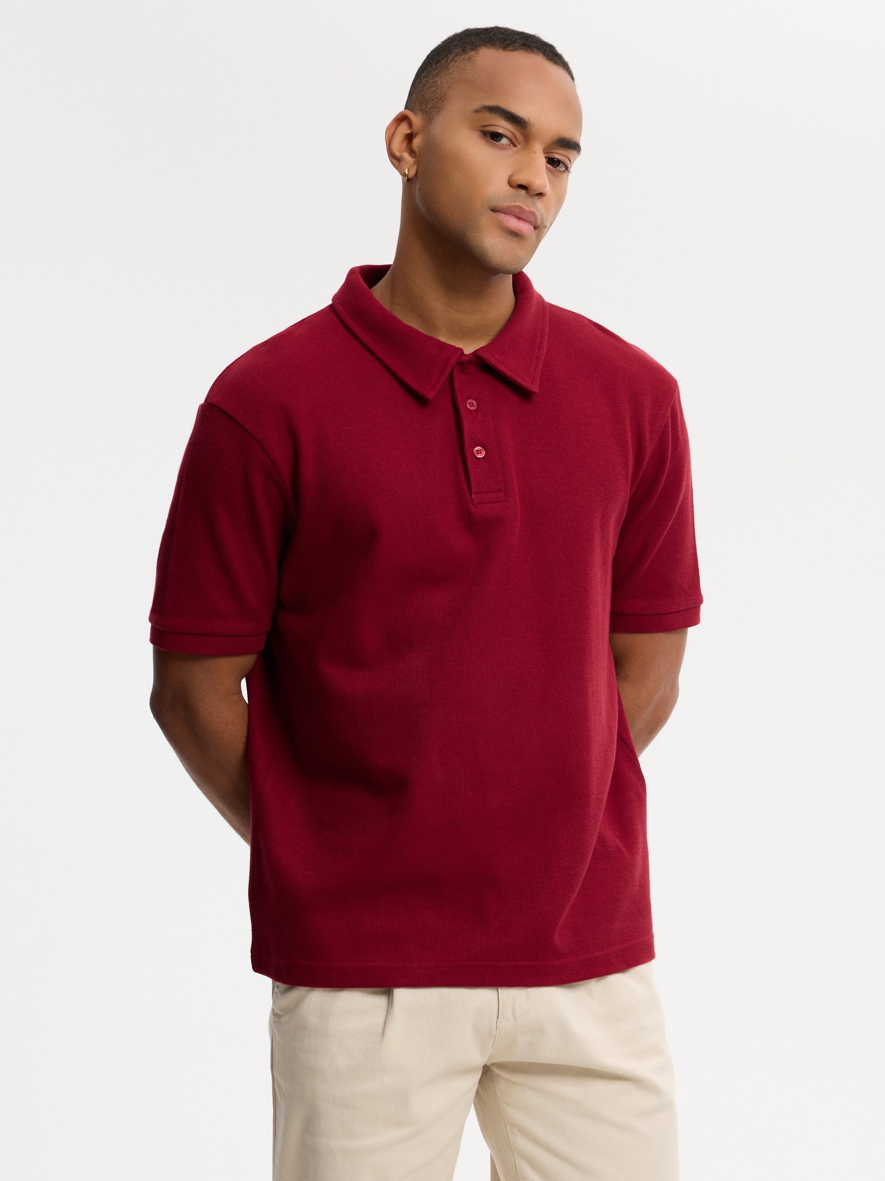 Polo de manga corta liso en single jersey, con cuello clásico y cierre frontal con botones INSIDE