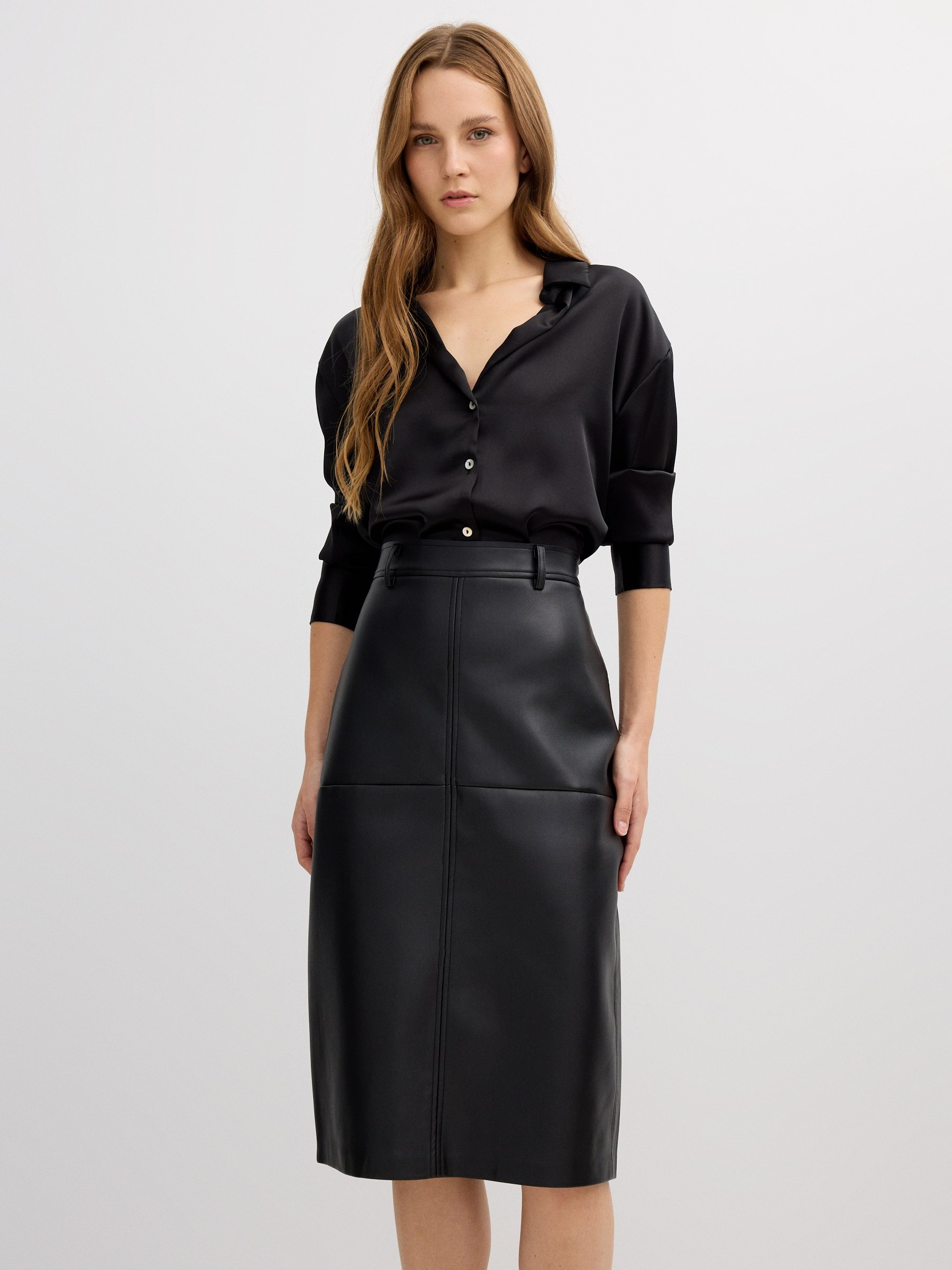 Falda midi efecto piel, diseño liso, corte ajustado, cierre cremallera INSIDE