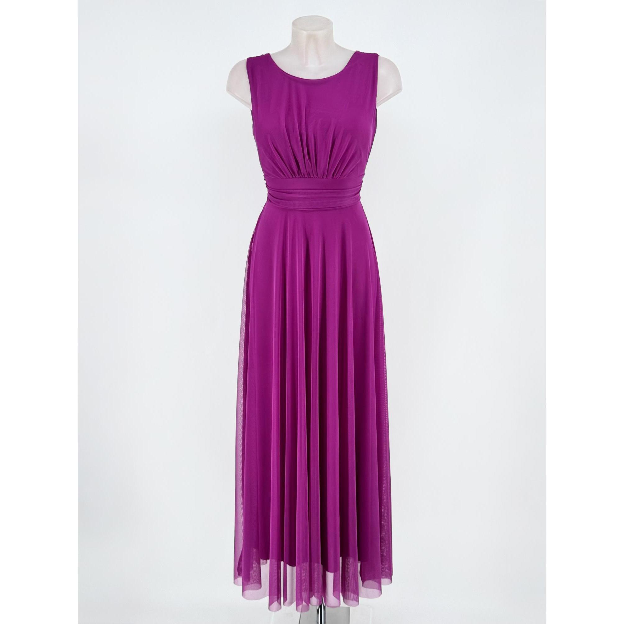 Vestido de tul con forro interior y escote redondo sin mangas. Con goma en la cintura y fruncido en la misma. Lazada trasera de gasa, relleno en el pecho. Amplia gama de colores