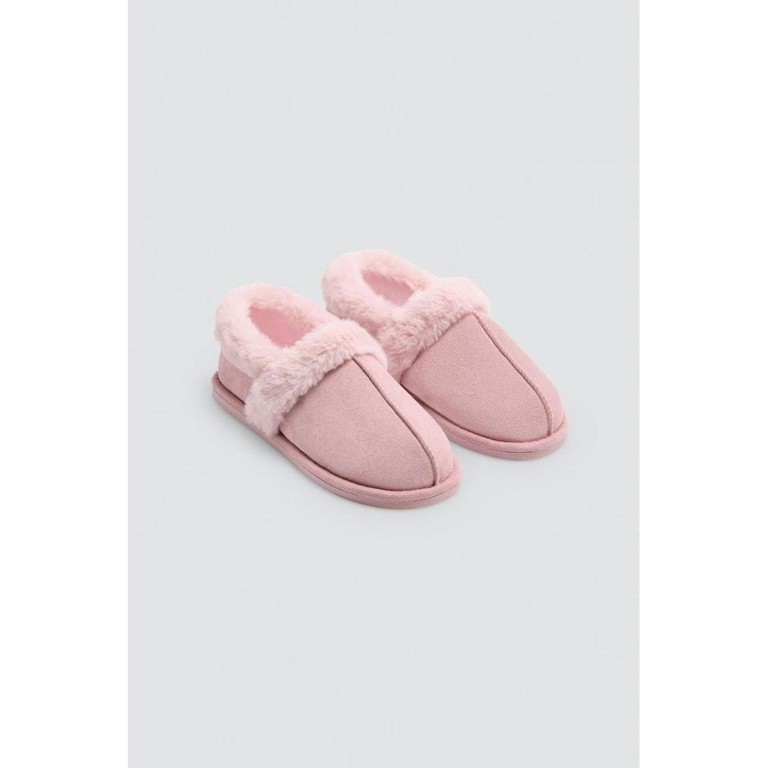 Zapatillas de Casa Cerradas para Mujer Ysabel Mora 14189 – Suave Pelo Sintético y Suela TPR. Disfruta del máximo confort en el hogar con las Zapatillas de casa para mujer Ysabel Mora 14189. Su diseño cerrado con tacto de pelo suave