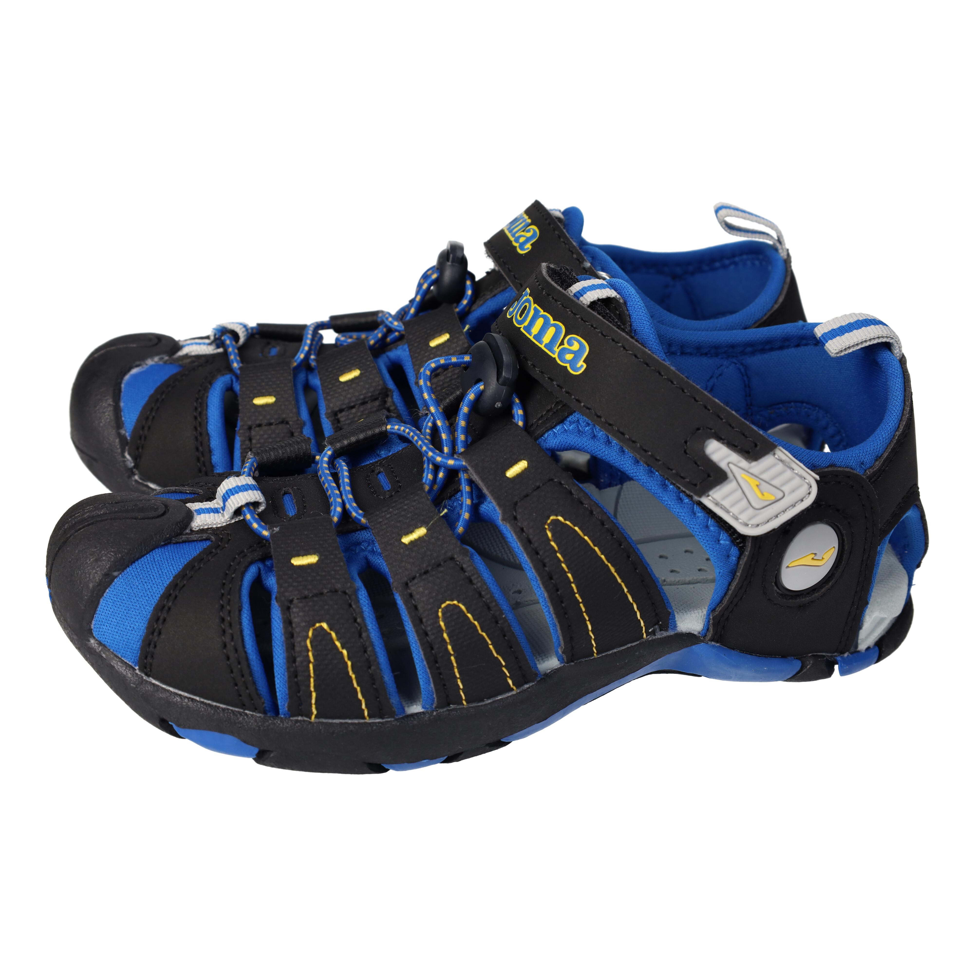 Sandalias marca JOMA para niño en color negro-azul. Cangrejeras para niños en color negro y azul royal, chanclas con cinta textil adhesiva  para playa y piscina, hechas por Joma