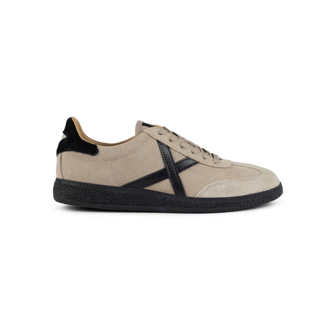 Zapatillas Munich Barru 236 beige y negra ante para hombre
