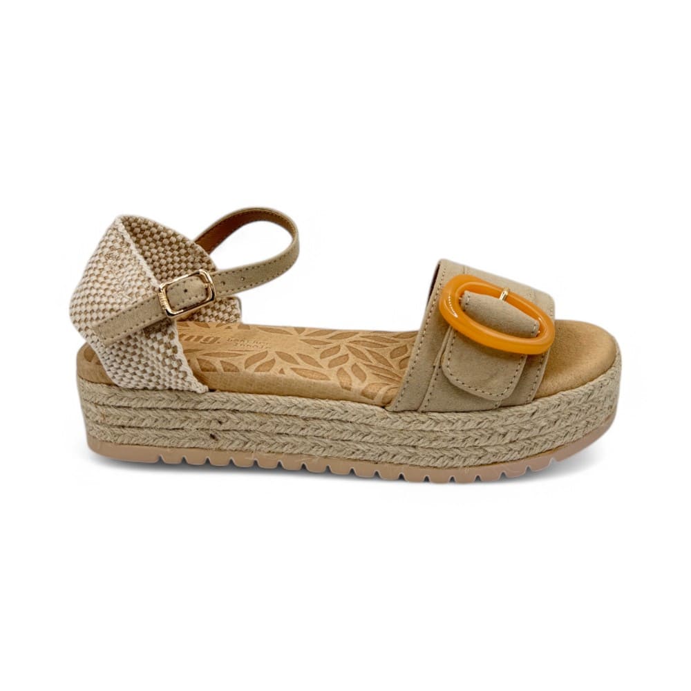 Sandalias Mustang modelo 59606 en color Beig