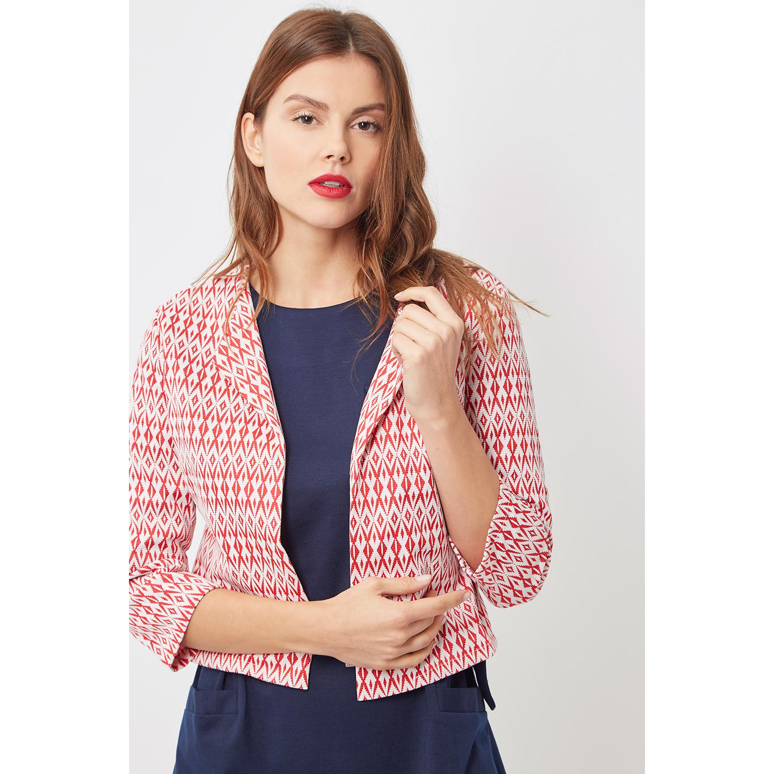 Chaqueta sin forro con estampado geométrico y cuello redondo. Ligera, cómoda y versátil, ideal para looks modernos en Banbat.- REF: 8105