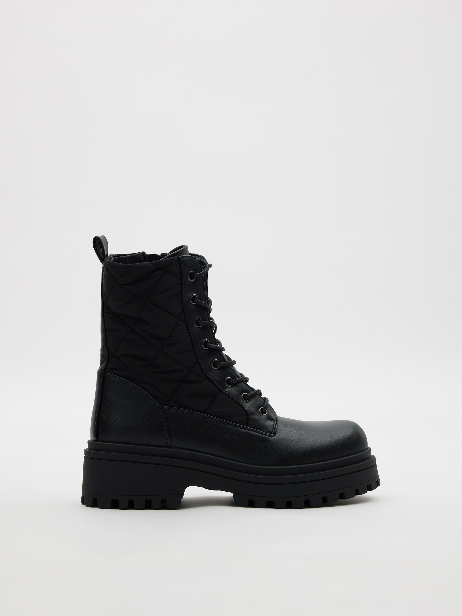 Botines militares con cordones, cremallera lateral, suela volumen y punta redonda INSIDE