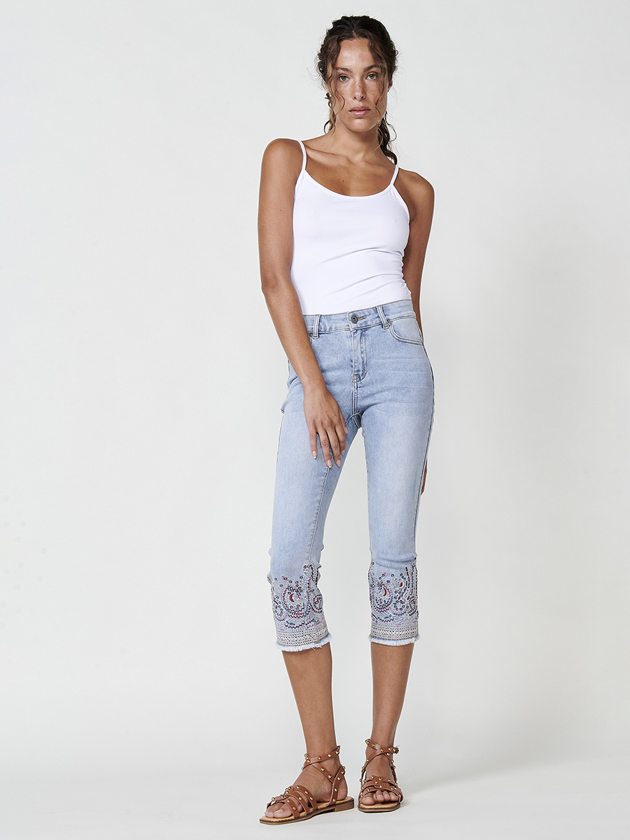 Koroshi - Pantalón capri vaquero mujer con bordado étnico boho-chic, doble push up y efecto moldeador en denim azul claro