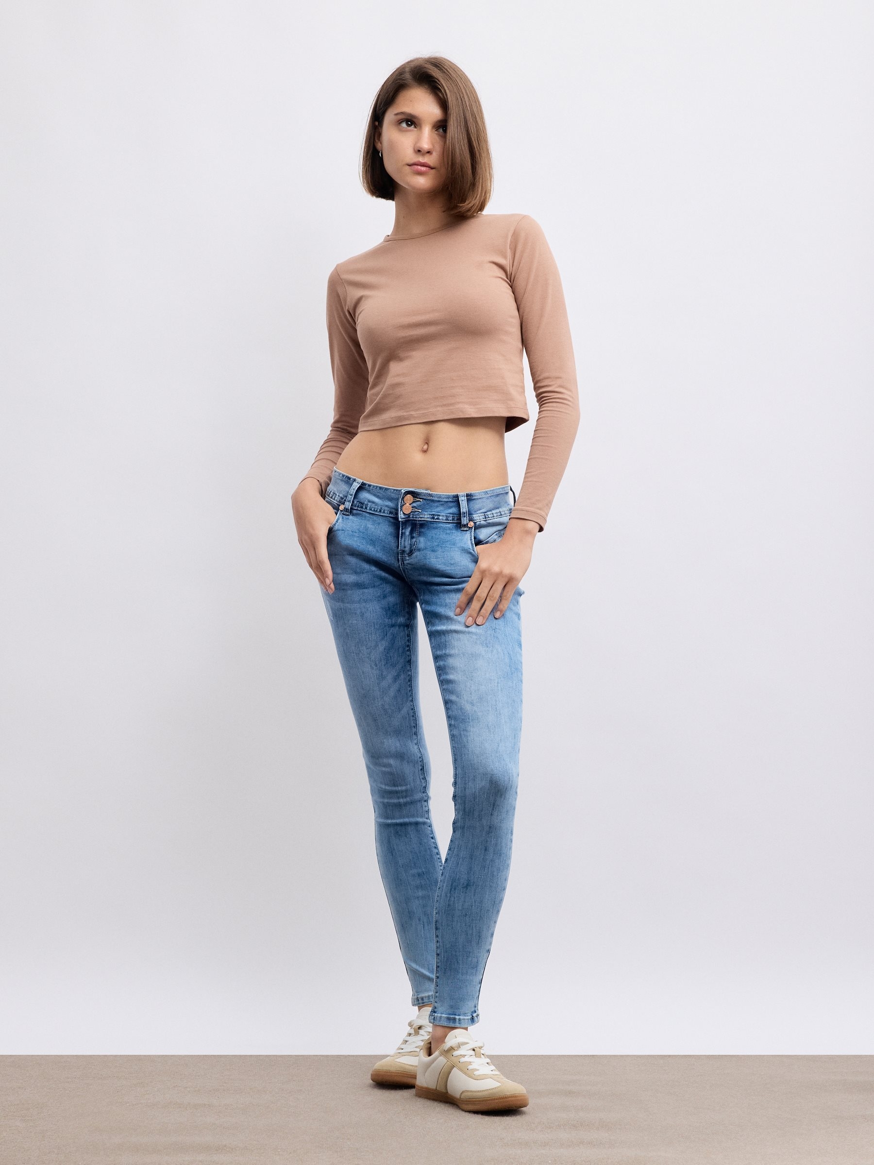 Jeans super skinny de tiro bajo lavados, en color azul medio, con cierre de doble botón y cremallera INSIDE