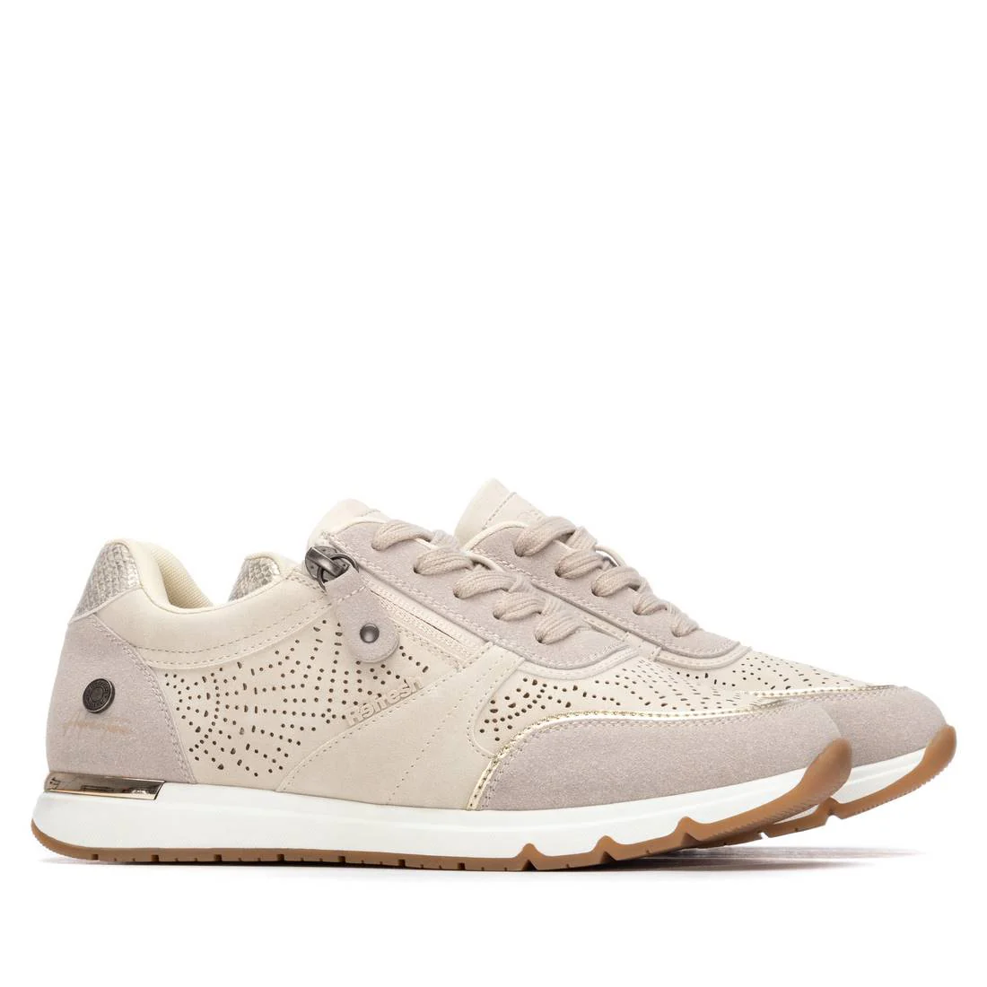 Zapatilla de mujer, de la marca Refresh. Fabricada en material que imita a la piel.