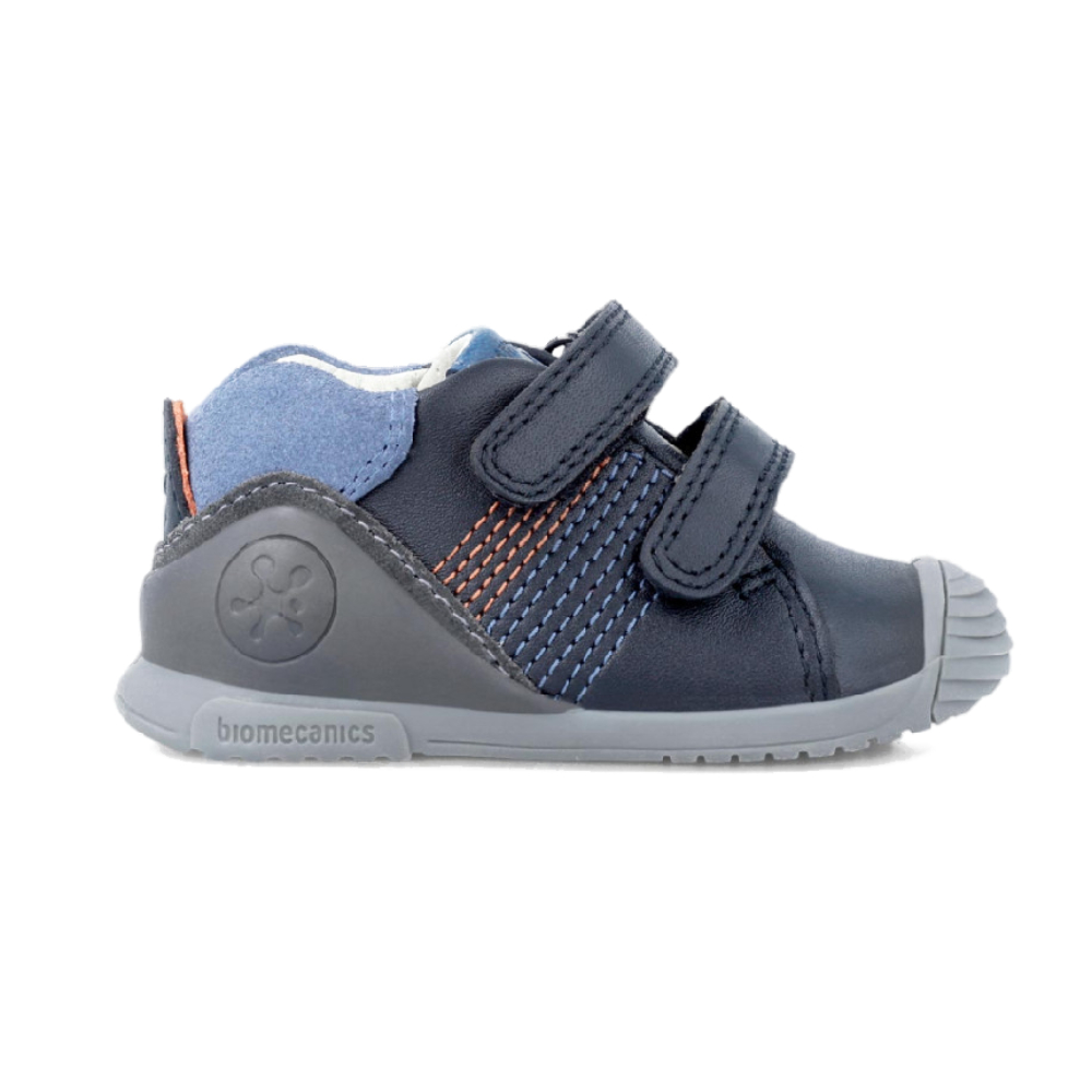 Shoes Primeros Pasos marca Biomecanics para niño en color negro