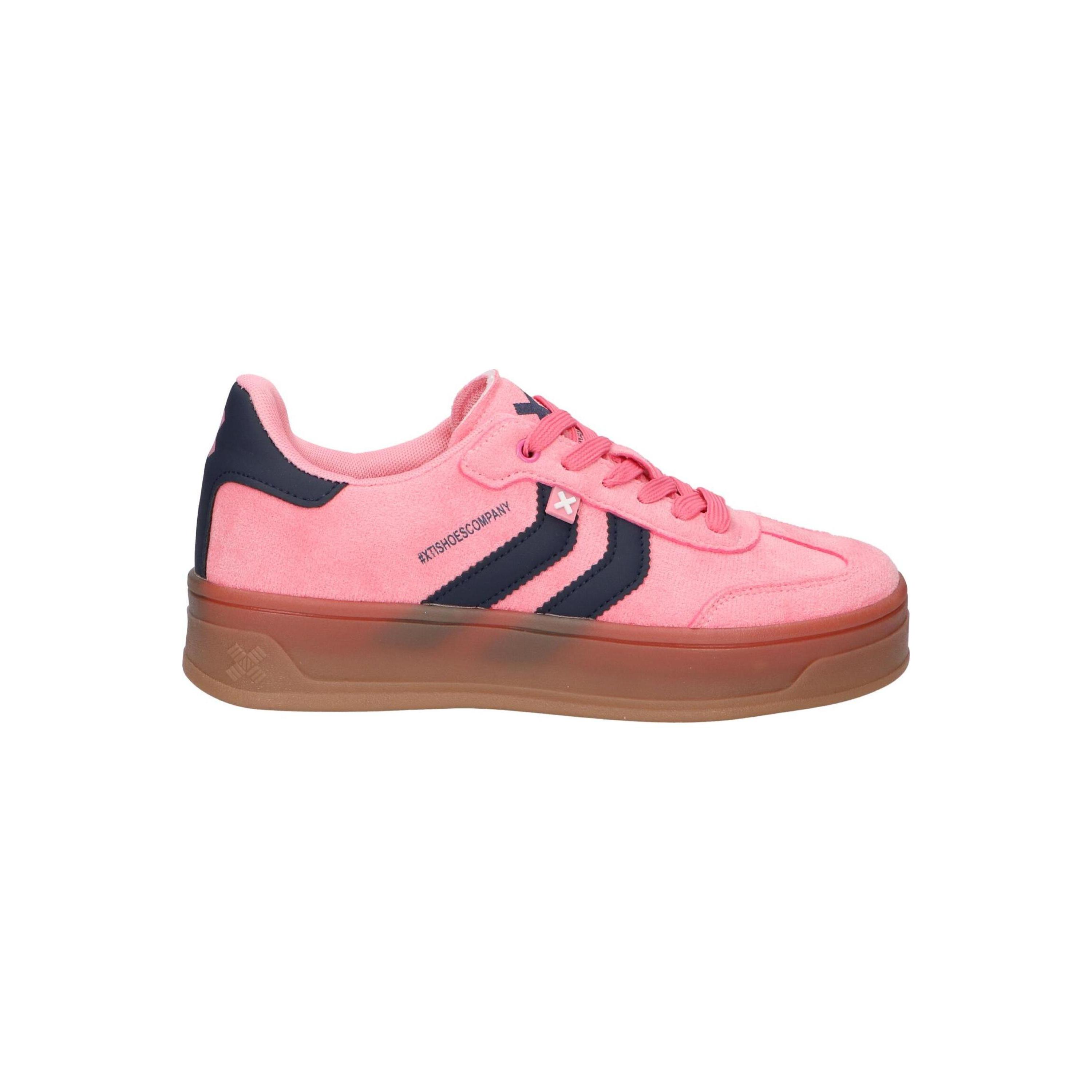 Casual sneakers for women Xti in beige, made of canvas with a textile lining, lace-up closure, perfect comfortable women's shoes for autumn-winter outdoor activities, versatile footwear for daily wear.