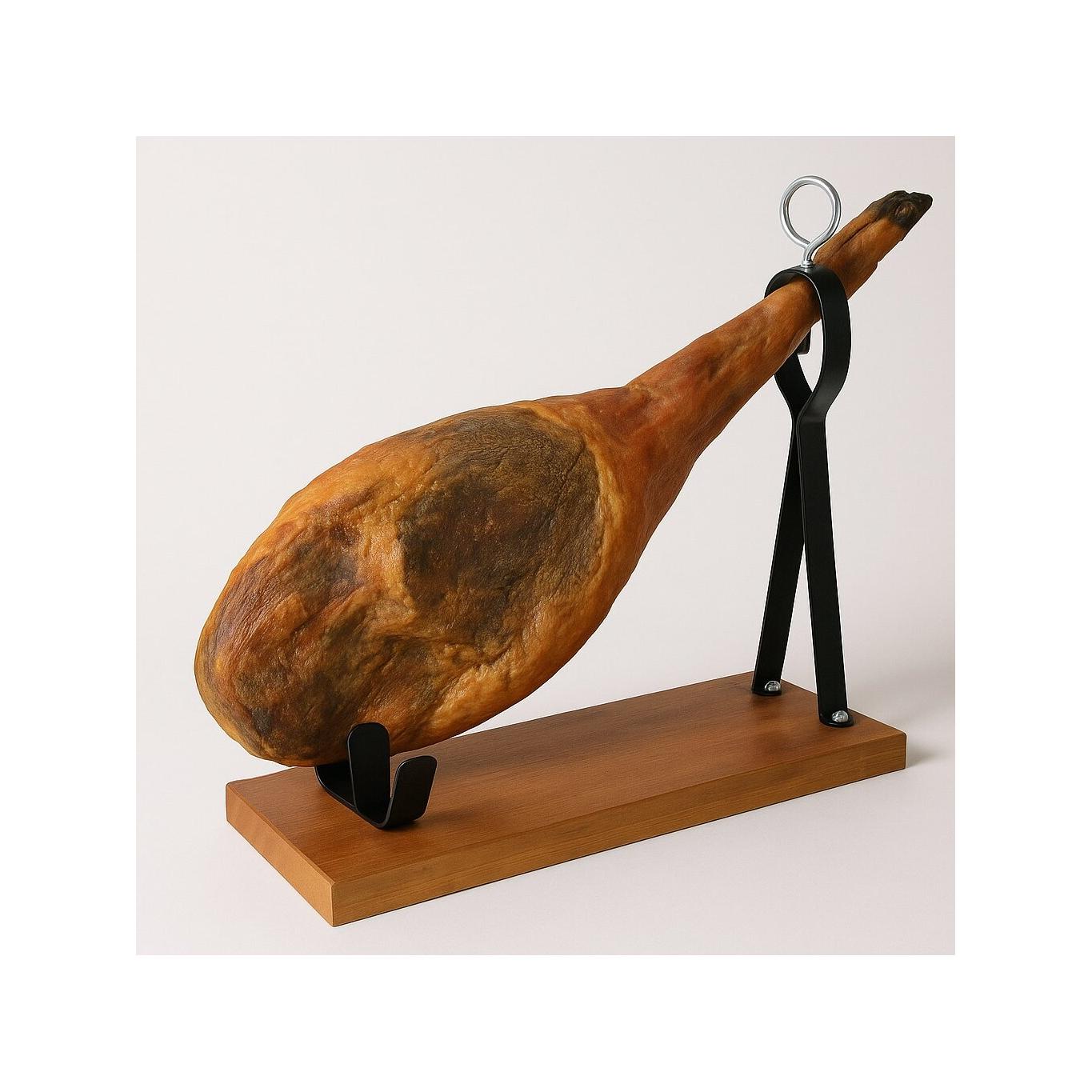 Base de madera natural maciza combinada con soporte metálico negro antioxidante, estructura firme y funcional, compatible con jamones enteros ibéricos o serranos, ideal para cocinas domésticas, restaurantes, bodegas o presentaciones profesionales de jamón