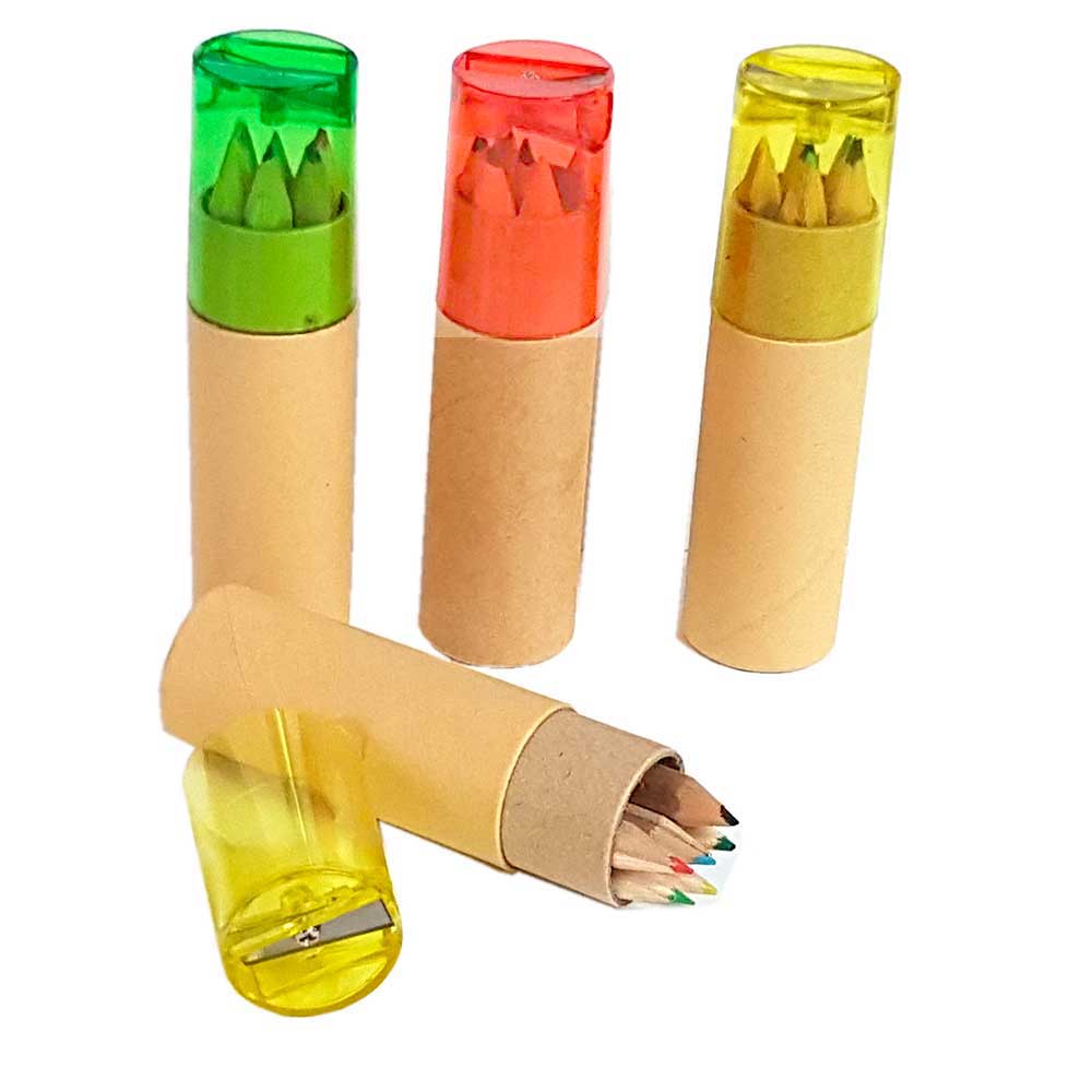 Tubo cilíndrico de cartón duro, con 6 lápices de madera de colores y con tapa que es un sacapuntas. Un divertido y práctico regalo para dar como detalle a los niños y niñas en cumpleaños, colegios, guarderías o eventos infantiles. Medida: 10,3 x 2,6 cm.