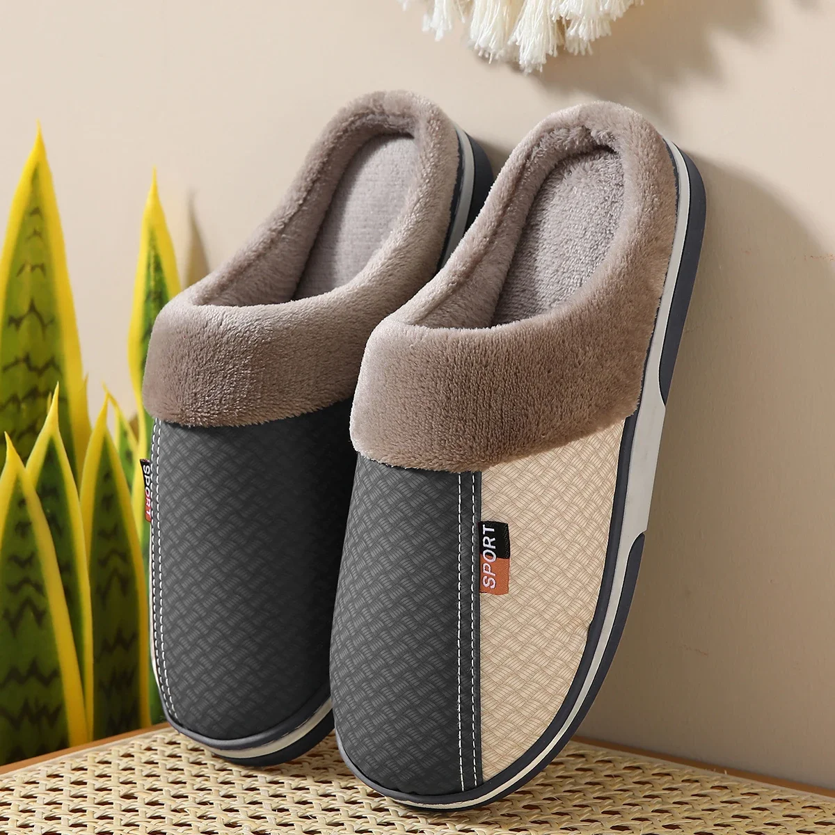 TK Nuevos Pantuflas De Peluche Para Hombre Invierno 2024 Calzado Interior Antideslizante PU Superior Impermeable Slides De Algodón Para Adultos