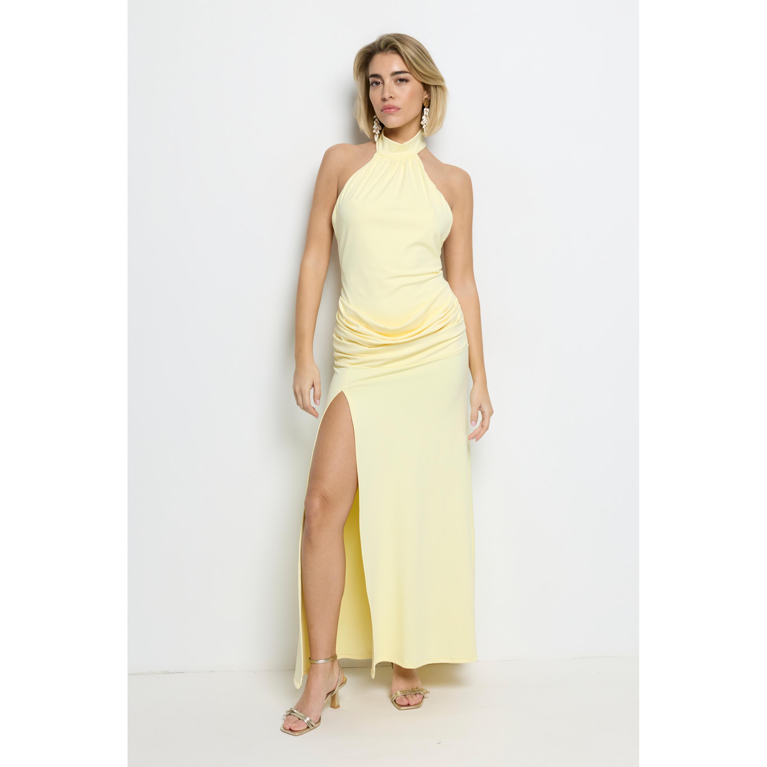 Vestido Largo de Fiesta para Eventos con Escote Halter, Espalda Descubierta, Fruncido en la Cadera y Abertura Lateral Sensual. Un Diseño Elegante, Sofisticado y Fluido Ideal para Invitadas de Boda, Graduaciones y Cenas Especiales. Disponible en Varios Col