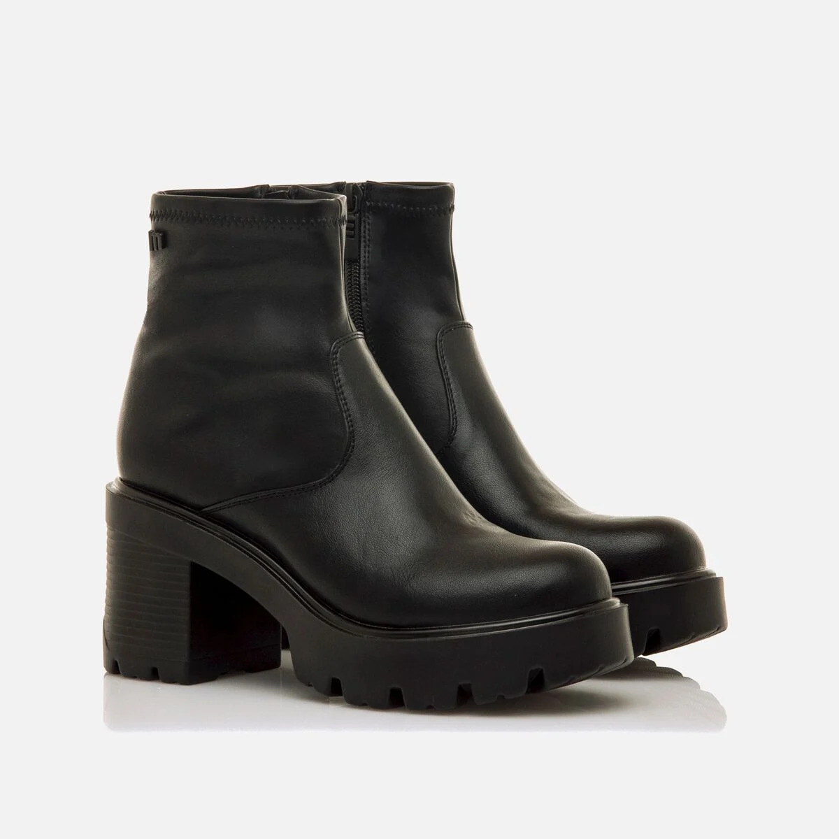 Botas Mustang modelo 59874 en color Negro