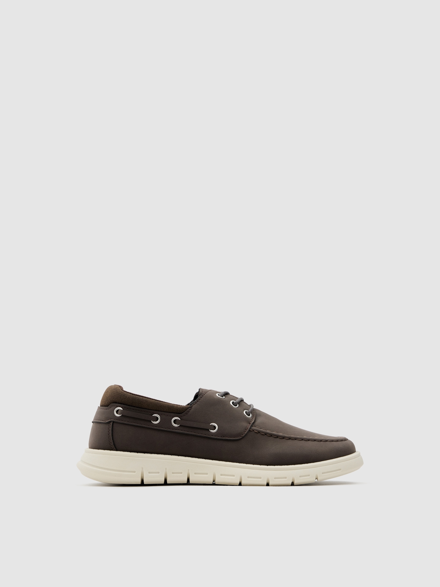 Zapato náutico marrón efecto piel, con cordones laterales, ojales metálicos y costuras vistas marinera Envío y devolución gratuita en tienda INSIDE