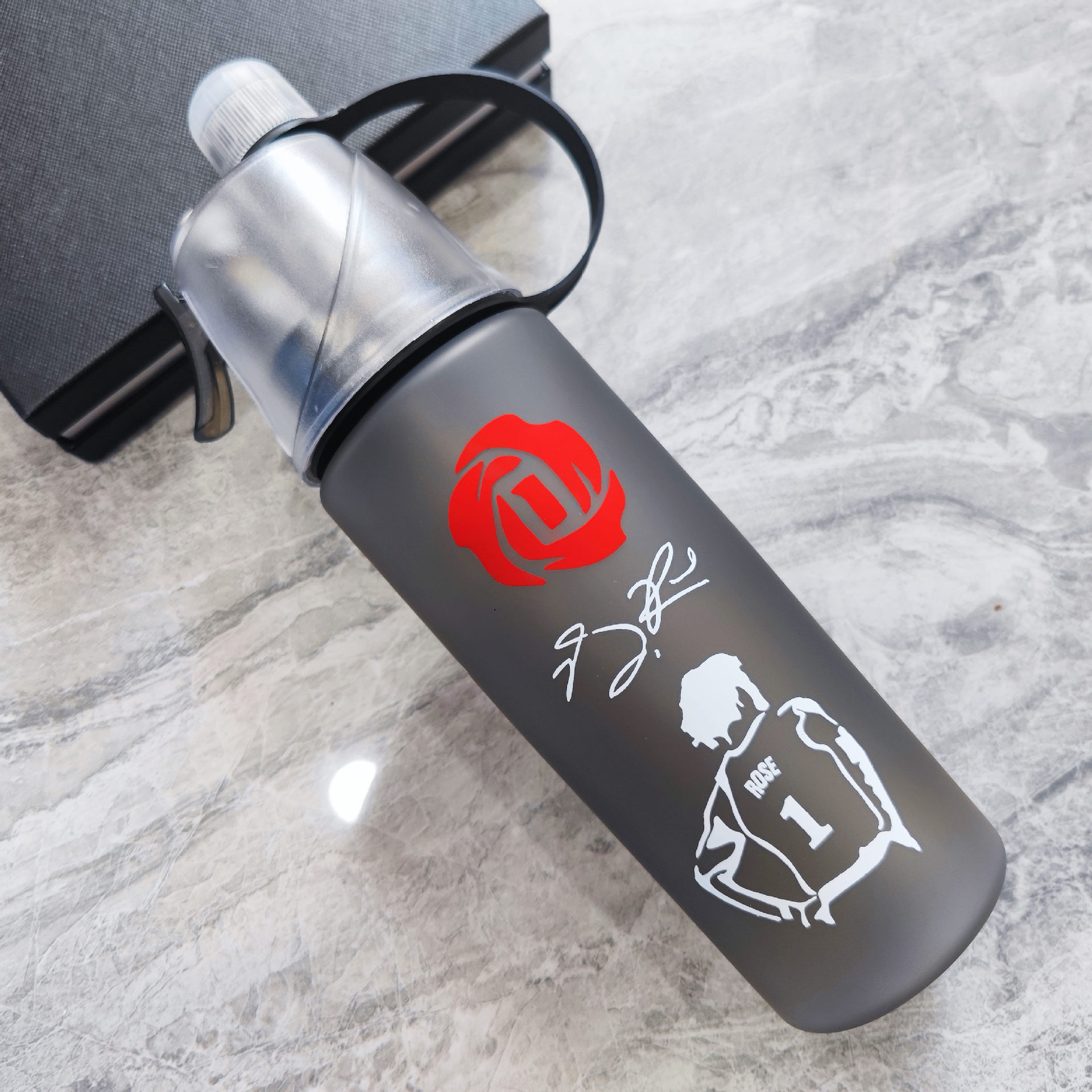 Botella Deportiva con Boquilla de Spray - Cantimplora Antigolpes de Gran Capacidad para Exteriores (Verano/Material Plástico)--600ml