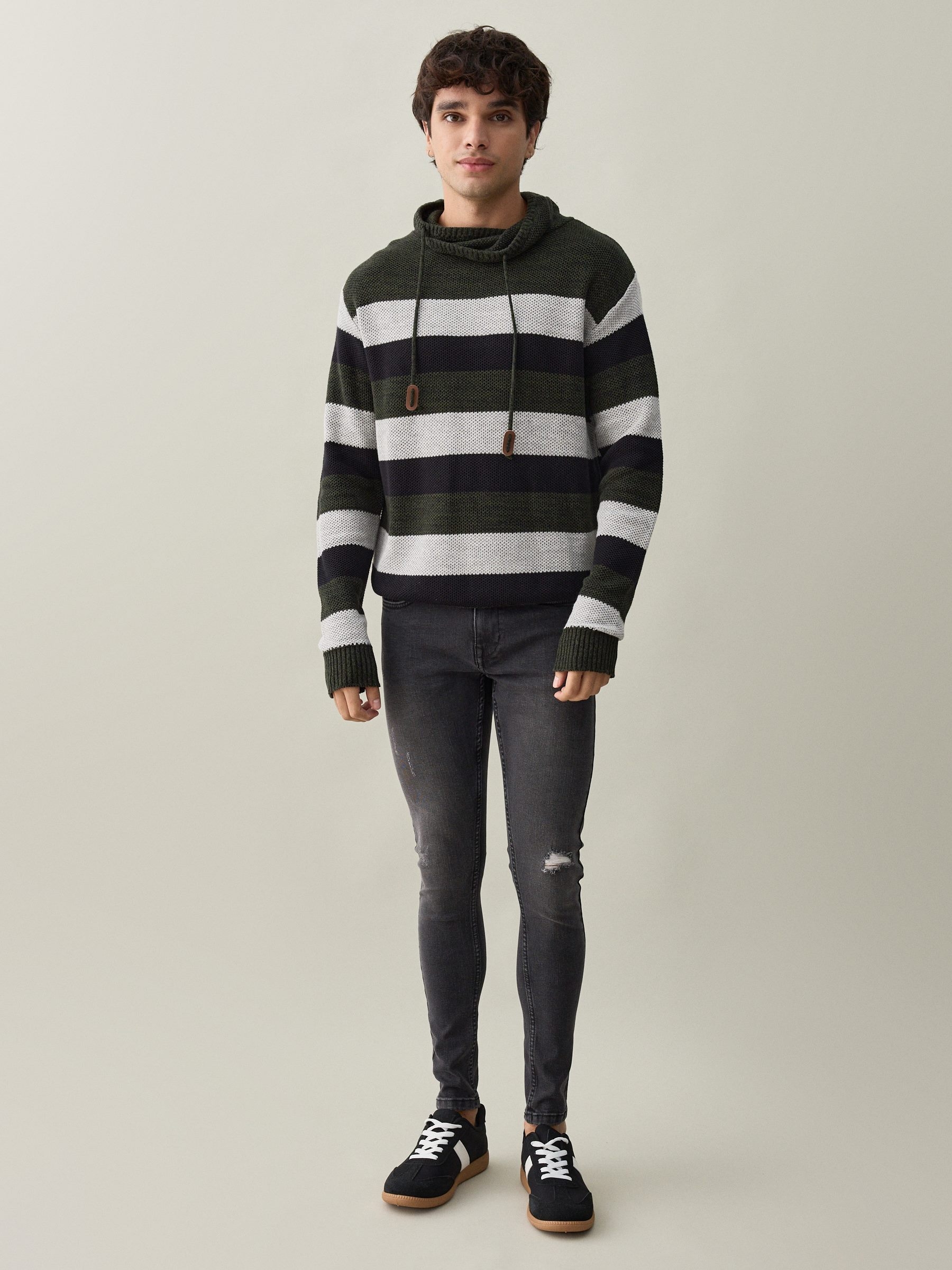 Jeans super skinny de tejido denim negro con rotos de tiro medio con bolsillos y cierre de cremallera con botón INSIDE