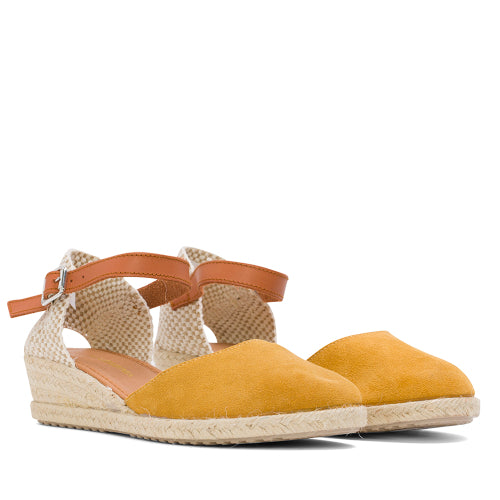 Sandalia Tours Serraje Amarillo para Mujer: Elegancia Atemporal con Color Luminoso, Tacón Bajo de 45mm para Comodidad y Estilo. Calidad Artesanal Española en Piel Suave de Serraje, Ideal para Usar a D