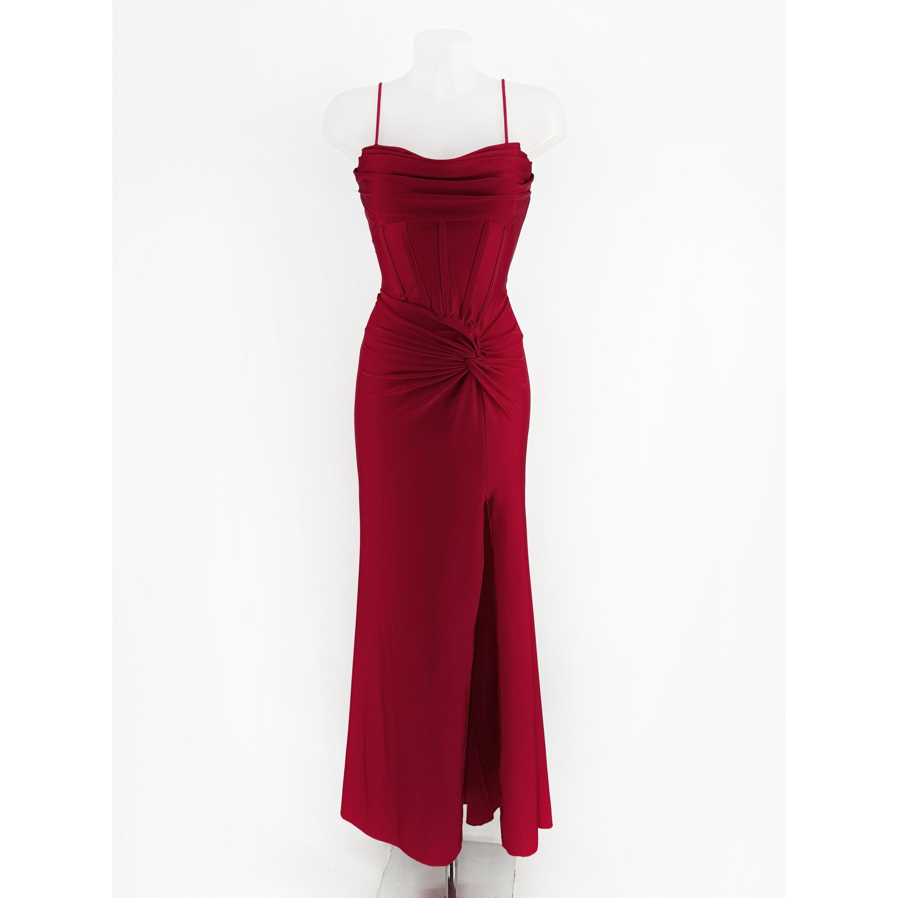 Vestido de licra largo con drapeado trasero, espalda con cuerdas en zigzag y gran abertura en falda  Tejido totalmente elástico.