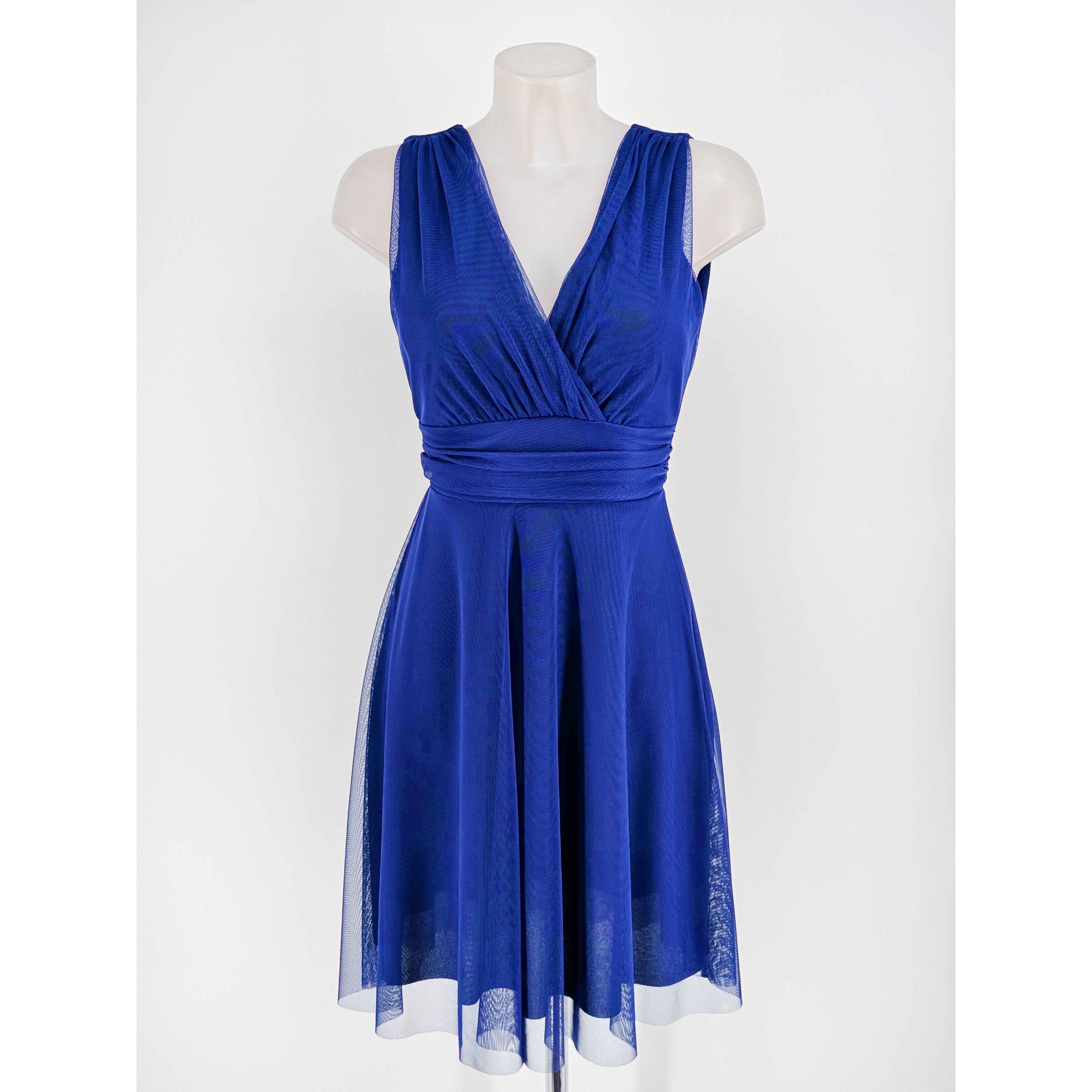 Vestido corto de tul para fiesta y eventos. Diseño elegante con escote cruzado en V, fajín drapeado a la cintura que estiliza la figura y espalda escotada con lazo posterior. Falda vaporosa de vuelo continuo. Disponible en variedad de colores.