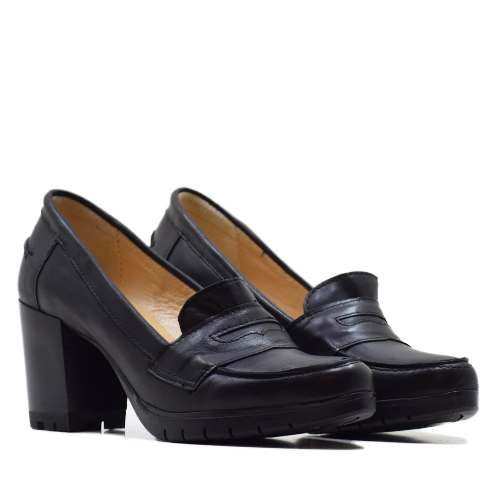Mocasín CA-1725 en Piel Napa Negra para Mujer de Helene Rouge – Tacón Medio de 65mm con Suela de Goma, Elegancia Atemporal y Versatilidad para Looks Formales y Casual – Calidad Artesanal Española, Com