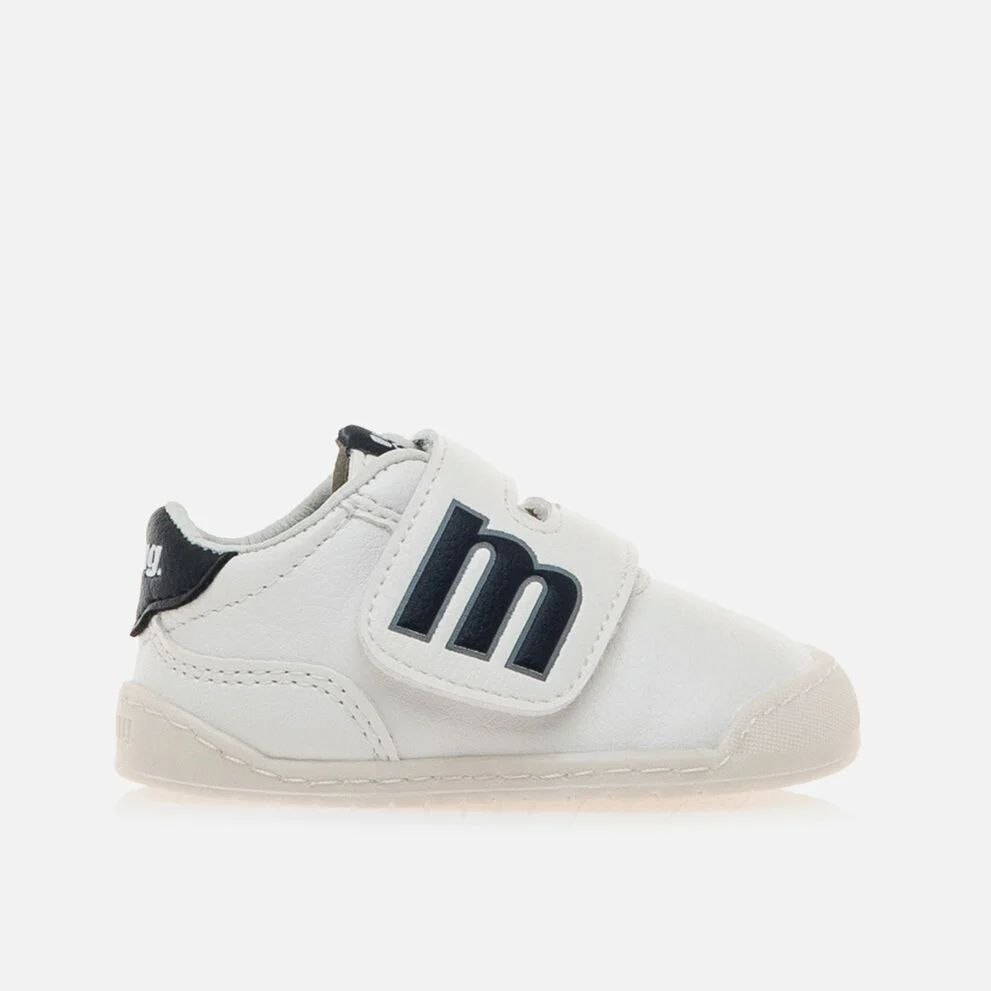 Free Mustang zapatilla deportiva bebé, 48909 puntera ancha que permite el libre movimiento de los dedos dentro del zapato. Su suela tiene 3 mm de grosor y con zero drop, respeta el natural desarrollo del pie del pequeño