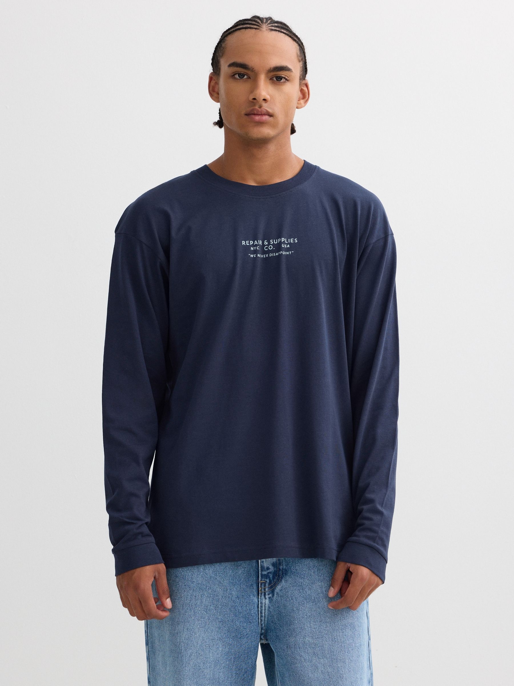 Camiseta oversized de algodón, manga larga, cuello redondo, diseño frontal y trasero, acabados en rib INSIDE