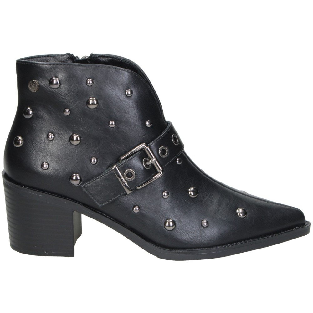 XTI | Botines XTI para Mujer – Botín Negro de Moda Joven con Tacón Medio, Punta Fina, Tachuelas Metálicas, Correa con Hebilla Decorativa y Estilo Casual Rockero – Modelo 146499