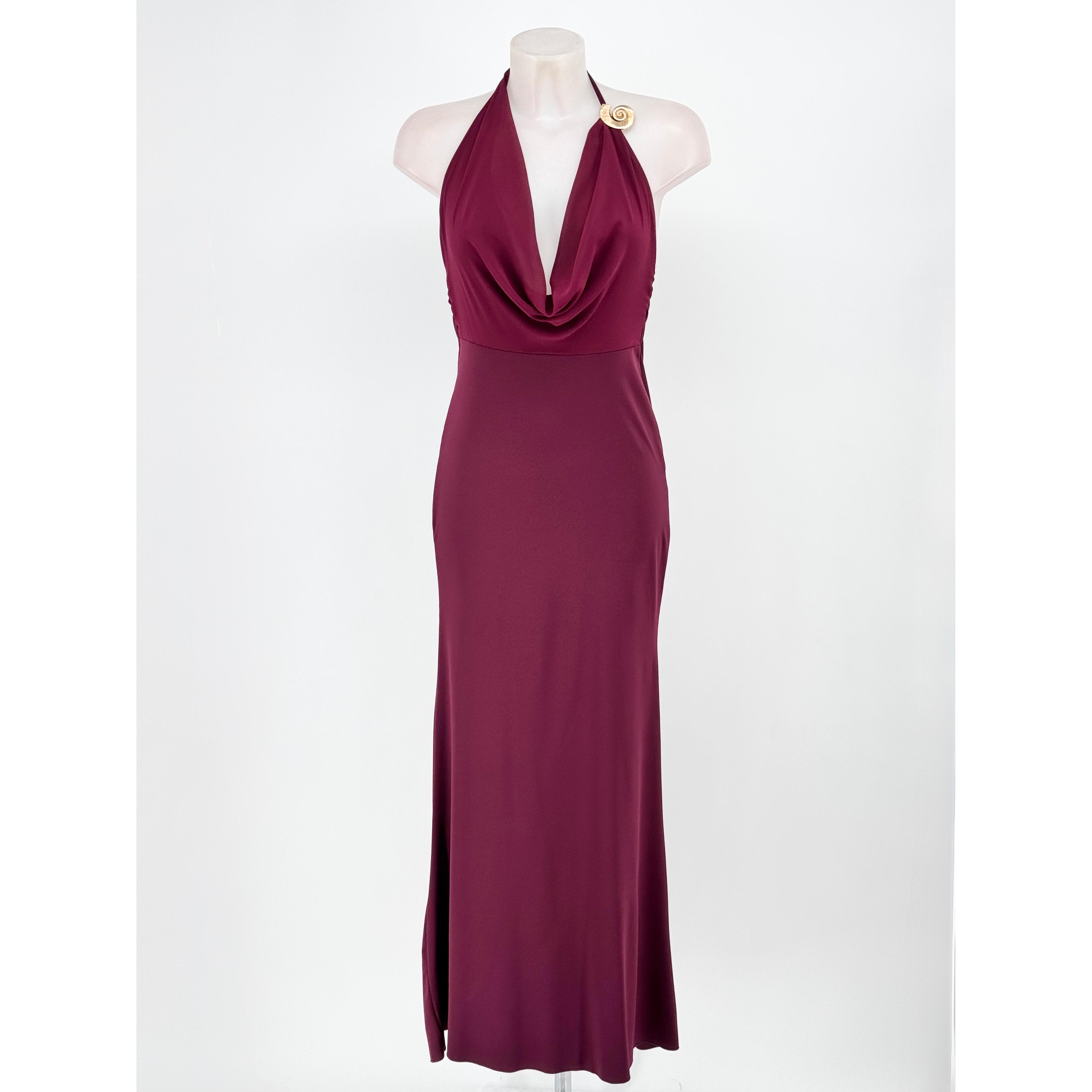 Vestido largo de chiffon para mujer con escote halter y diseño fluido. Tejido ligero y vaporoso que estiliza la figura. Disponible en varios colores, ideal para bodas, eventos y ocasiones especiales. Un vestido elegante, romántico y versátil.